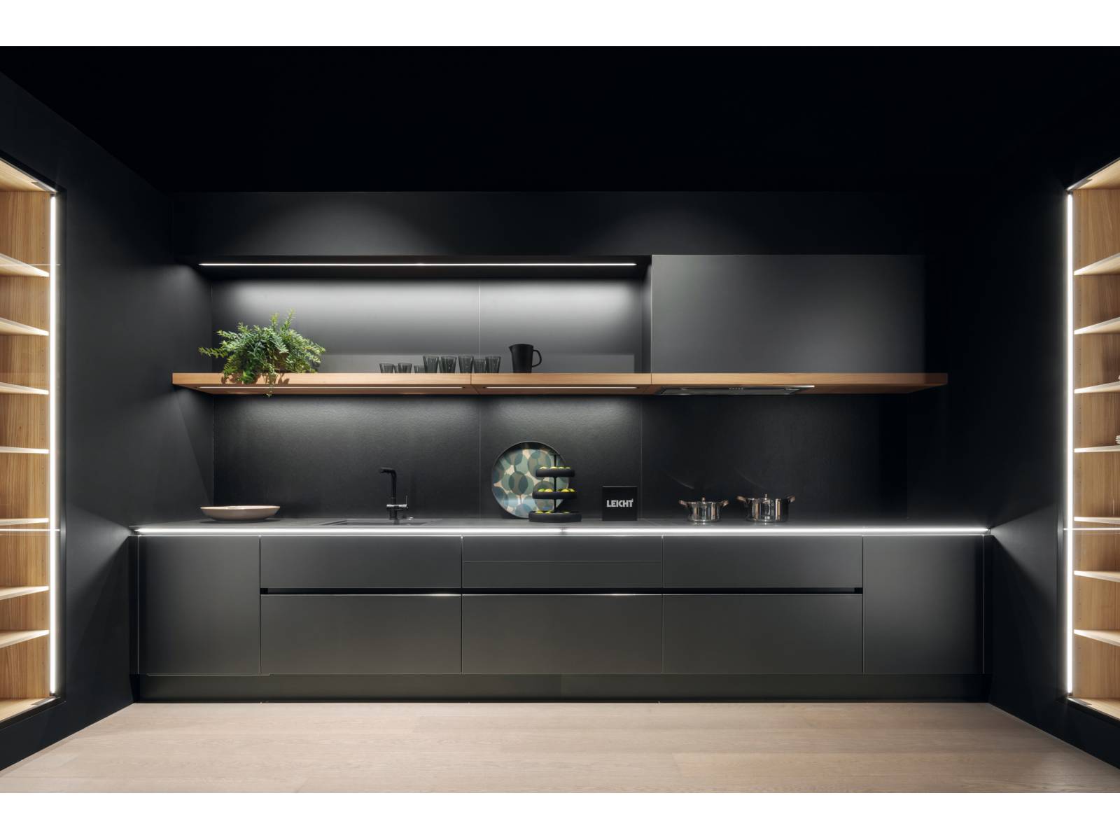 Das Unternehmen betrachtet die Küchenplanung als Teil eines gesamten Einrichtungskonzepts. Dementsprechend ist ihr neues Angebot konzipiert. Am Beispiel wurde mit massgeschneiderten Schiebetüren eine einheitliche und integrative Raumlösung geschaffen. Als wohnliche Elemente wurden Wandregale und die Glasvitrinen «Vero» in den Küchenraum integriert. Leicht.
