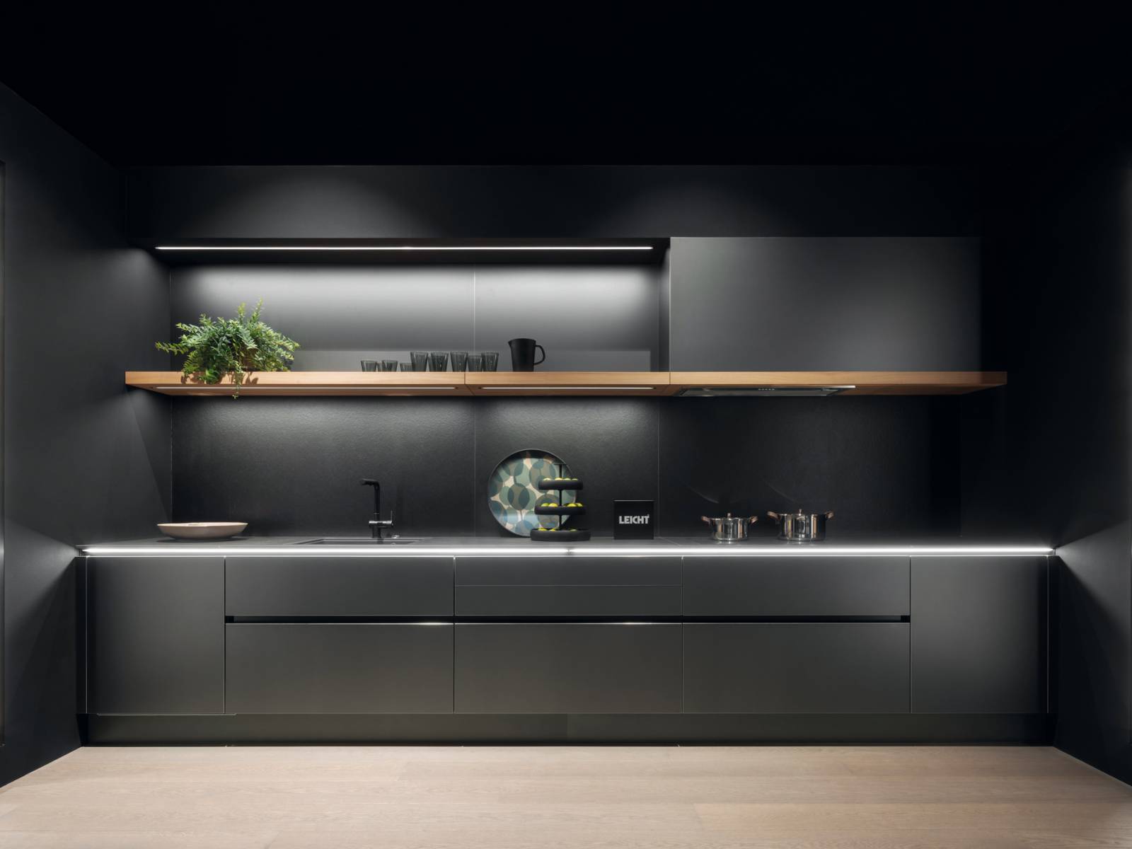 Das Unternehmen betrachtet die Küchenplanung als Teil eines gesamten Einrichtungskonzepts. Dementsprechend ist ihr neues Angebot konzipiert. Am Beispiel wurde mit massgeschneiderten Schiebetüren eine einheitliche und integrative Raumlösung geschaffen. Als wohnliche Elemente wurden Wandregale und die Glasvitrinen «Vero» in den Küchenraum integriert. Leicht.