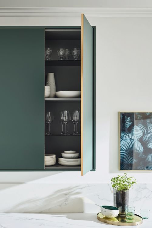 Das Unternehmen präsentierte an der Küchenmeile ein neues, eigenes Küchenmöbelprogramm, das sein Angebot an Keramikspülen und Armaturen komplettiert. Bei den Oberflächen gibt es zusätzlich zu einem Standardprogramm eine Auswahl an exklusiven Keramikdekoren. Villeroy & Boch.