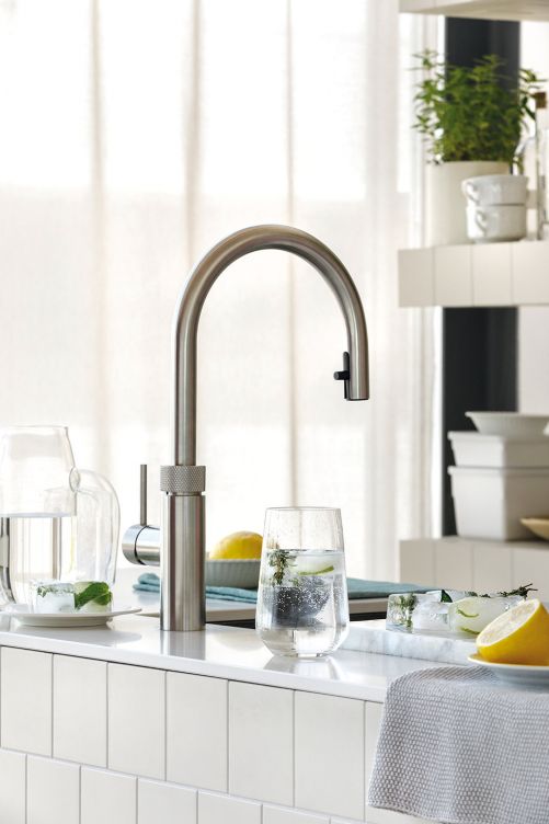 Ein Alleskönner ist der Wasserhahn «Cube», mit dem man nicht nur kochendes Wasser bekommt, sondern neu auch gekühltes sprudelndes und stilles Wasser. Ein ausgeklügeltes System sorgt dafür, dass genau erkennbar ist, wann der kochende  bzw. kühlende Modus eingestellt ist. Quooker.