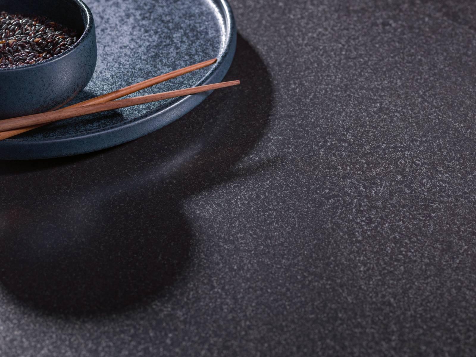 Stahl in seiner ursprünglichsten Form, das ist «Black Range», eine acht Millimeter dicke Oberfläche, die in der eigenen Manufaktur von Hand bearbeitet und veredelt wird. Sie ist wasser- und schmutzabweisend und lässt Fingerabdrücken keine Chance. Suter Inox.