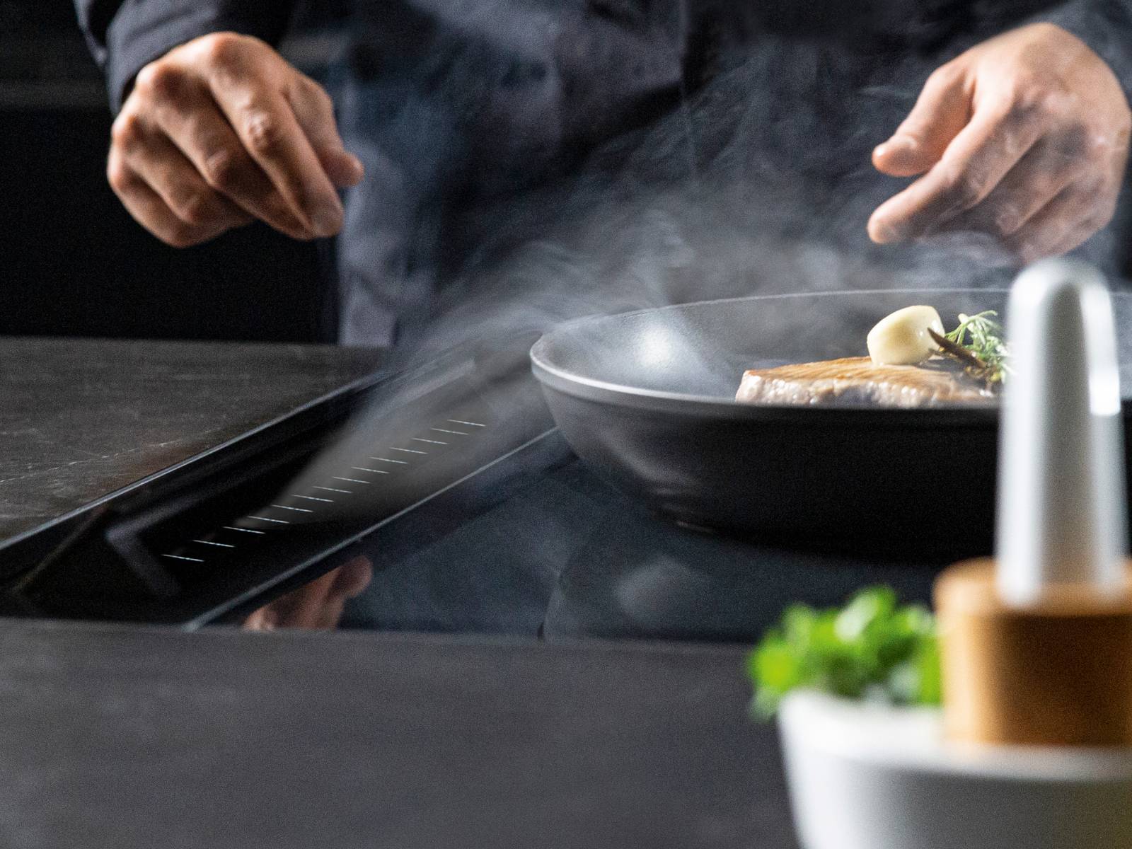 Anpassungsfreudig zeigt sich die Tischabsaugung «Basso Flex», denn die zwei seitlich angeordneten Absaugklappen lassen sich nahezu mit jedem Kochfeld kombinieren. Dank des zeitlosen Designs passt sie auch optisch zu allen Kochfeldtypen. In Schwarz oder Edelstahl erhältlich. Wesco.