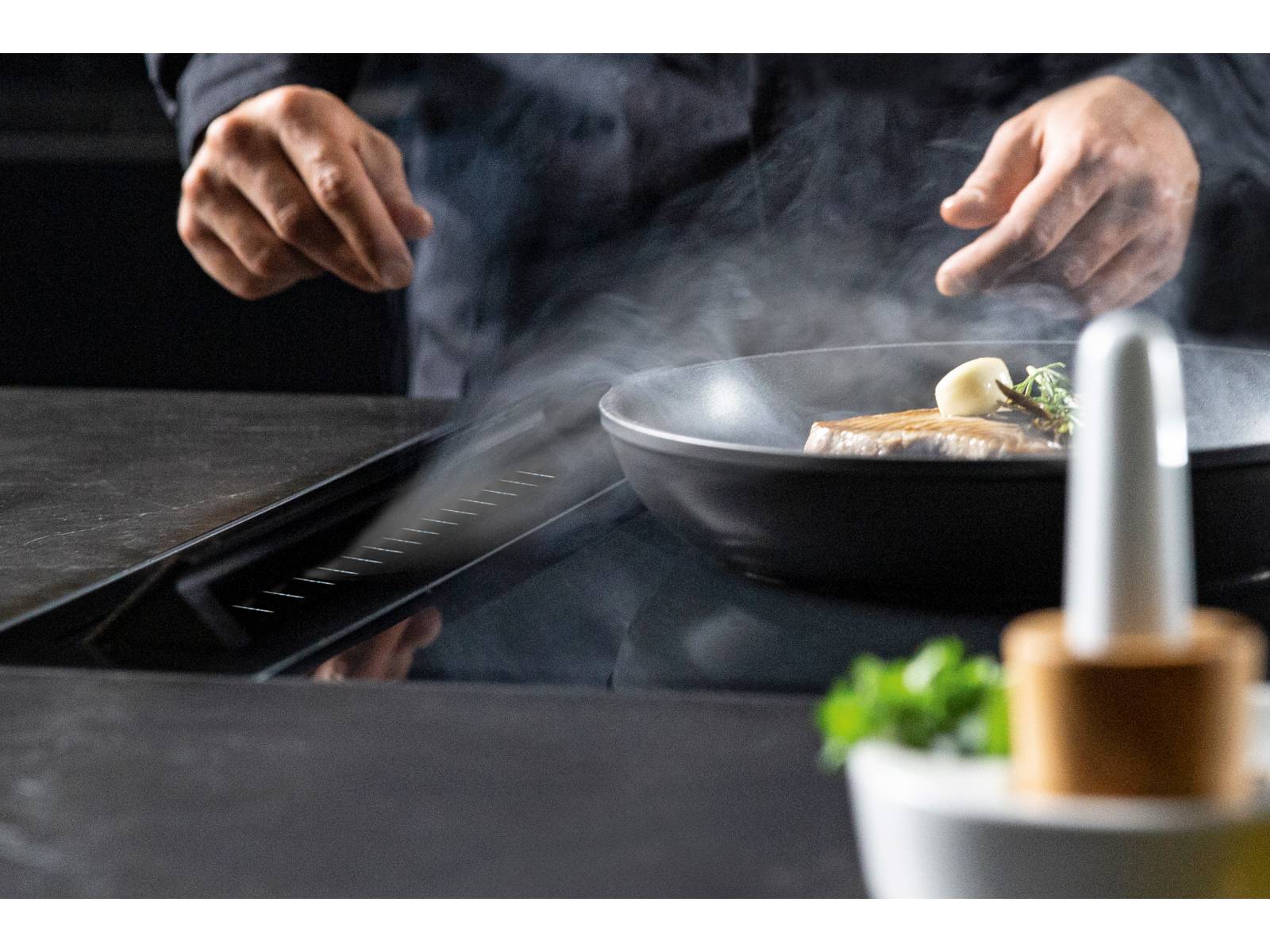 Anpassungsfreudig zeigt sich die Tischabsaugung «Basso Flex», denn die zwei seitlich angeordneten Absaugklappen lassen sich nahezu mit jedem Kochfeld kombinieren. Dank des zeitlosen Designs passt sie auch optisch zu allen Kochfeldtypen. In Schwarz oder Edelstahl erhältlich. Wesco.