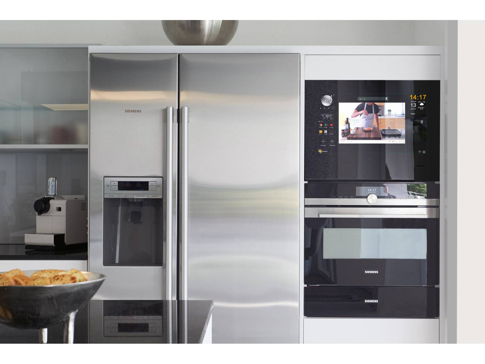 «Küchen Smart» ist ein Multitalent in der Küche, mit dem man verschiedene Funktionen auf einem Gerät ansteuern kann: Ob Telefonanruf, Musik-App oder das neuste Rezept — der Küchenhelfer kann auf einer Front platziert werden und wird so zur Unterhaltungs- und Schaltzentrale. Veriset.