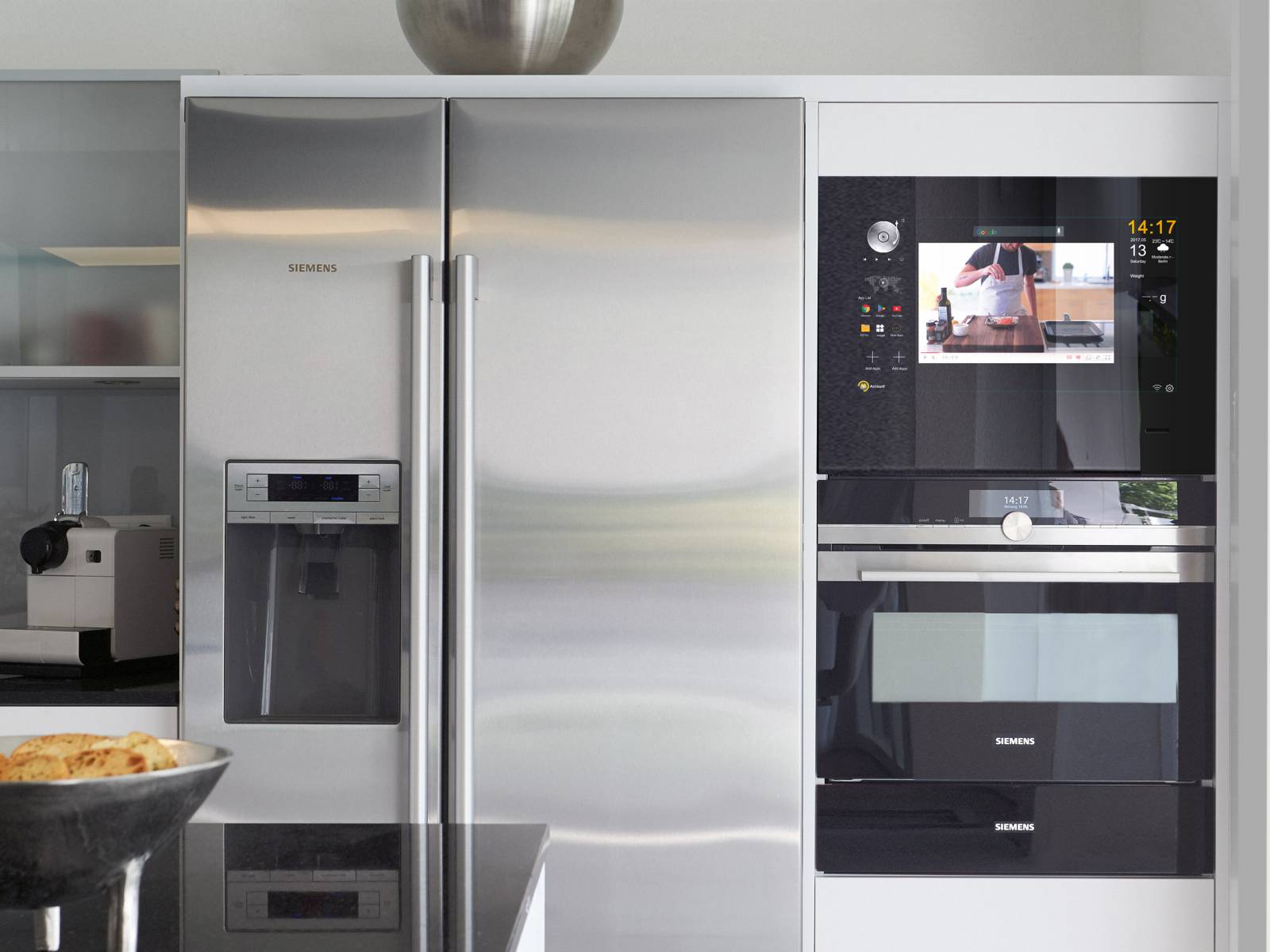 «Küchen Smart» ist ein Multitalent in der Küche, mit dem man verschiedene Funktionen auf einem Gerät ansteuern kann: Ob Telefonanruf, Musik-App oder das neuste Rezept — der Küchenhelfer kann auf einer Front platziert werden und wird so zur Unterhaltungs- und Schaltzentrale. Veriset.