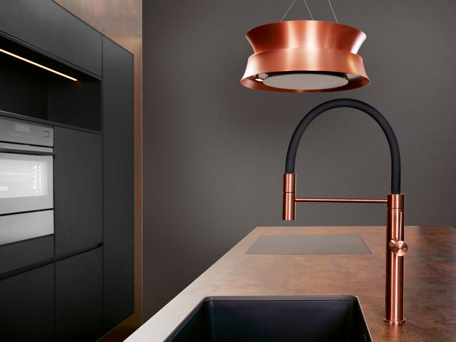 Das Unternehmen bietet auf Mass angefertigte Küchen, die gemeinsam mit dem Kunden geplant werden. Dabei stehen verschiedenen Stilwelten zur Auswahl. Diese Küche in Rot- und Bronzetönen erzeugt nicht nur eine warme Atmosphäre, sondern kommt elegant und edel daher. Sabag.