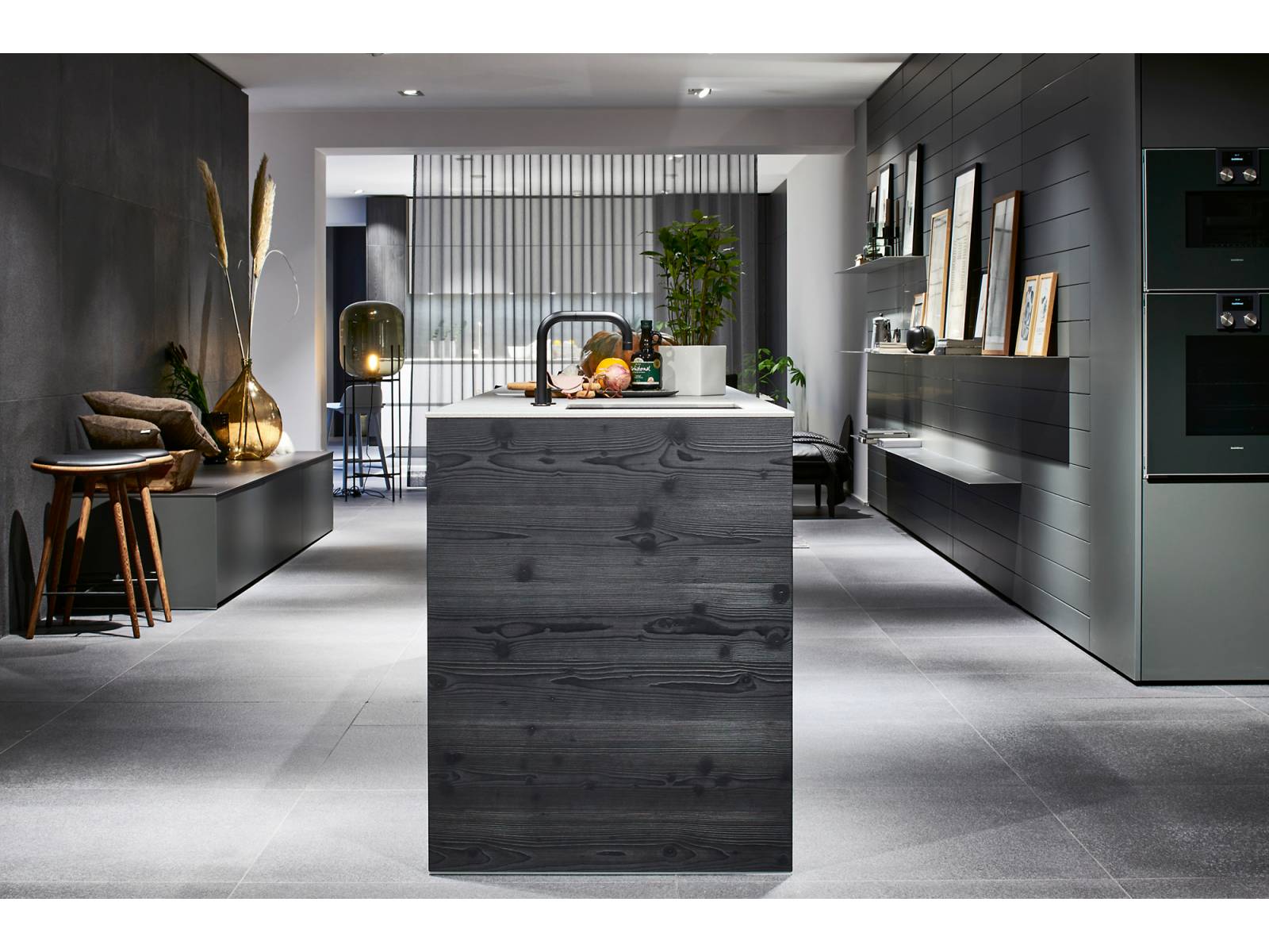 Brandneu ist diese edle Oberfläche aus schwarzem Astfichten-Furnier, das die Küchenmanufaktur unter anderem anlässlich der Küchenmeile anhand von Produktstudien gezeigt hat. Sie wird ab April 2021 im Handel erhältlich sein. Poggenpohl.
