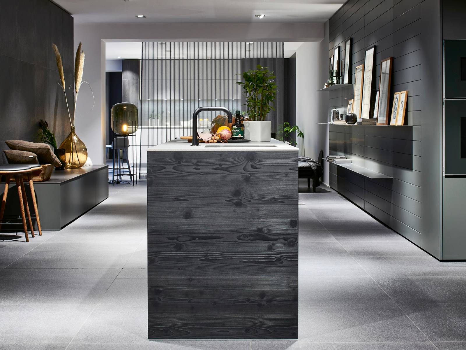Brandneu ist diese edle Oberfläche aus schwarzem Astfichten-Furnier, das die Küchenmanufaktur unter anderem anlässlich der Küchenmeile anhand von Produktstudien gezeigt hat. Sie wird ab April 2021 im Handel erhältlich sein. Poggenpohl.