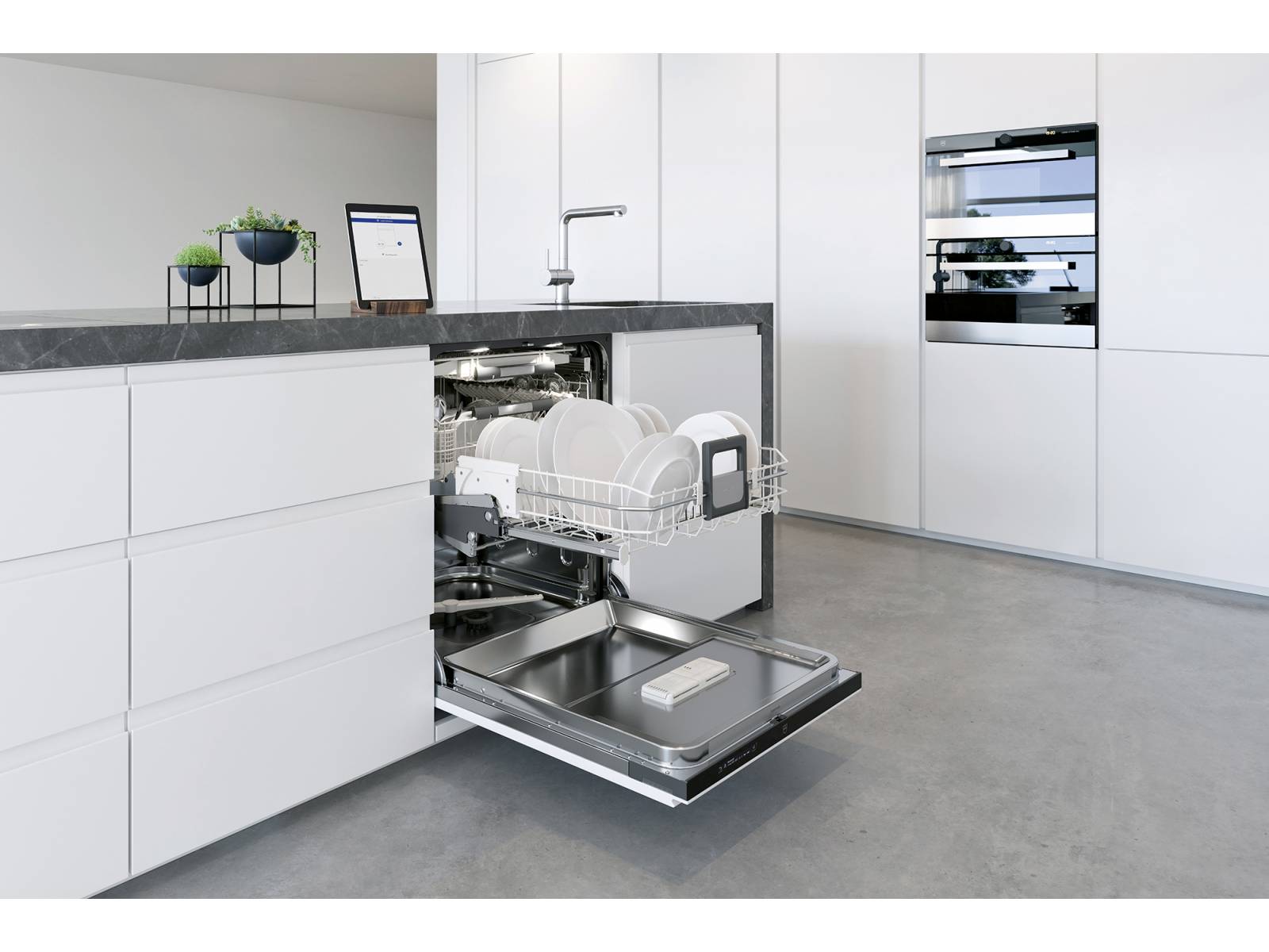 Bücken war einmal – denn bei der neuen Geschirrspüler-Linie ist Geschirr-Ausräumen dank Opti-Lift rückenschonend und bequem. Dabei wird der Unterkorb beim Herausziehen auf Hüfthöhe angehoben und Teller, Platten sowie Pfannen können ohne Anstrengung entnommen werden. V-Zug.