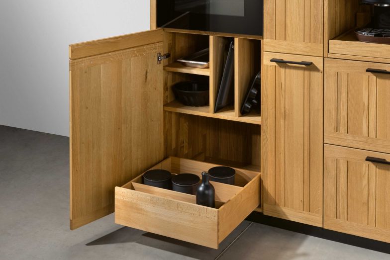 Funktionale Schrankeinsätze steigern das Kochvergnügen. Ob praktische Backblecheinteilung oder Boxen aus hygienischem Naturholz: Alles ist auf praktischen Nutzen ausgerichtet.