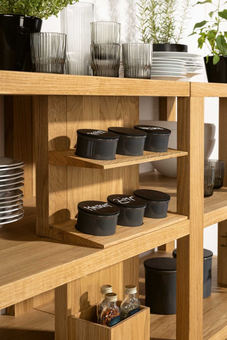 Die Küche besitzt einen modernen Charme, der Wohnlichkeit und Komfort ausstrahlt. Zentrales Element ist das neue, offen gestaltete Regal. Geschirr, Töpfe, Lebensmittel, Nischenelemente oder herausnehmbare Gewürzregale werden damit zu dekorativen Objekten.