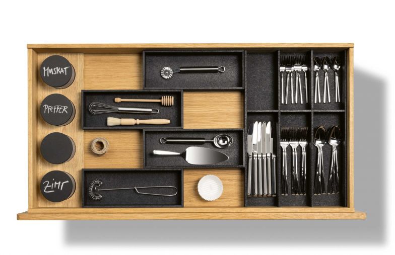 Ökologisch durchdacht begeistern die neuen OrganiQ Besteckeinsätze aus schnell nach-wachsenden Bastfasern und einem Bindemittel auf Wasserbasis. In neutralem Schwarz gehalten, passen die flexiblen Einsätze zu jeder Holzart.