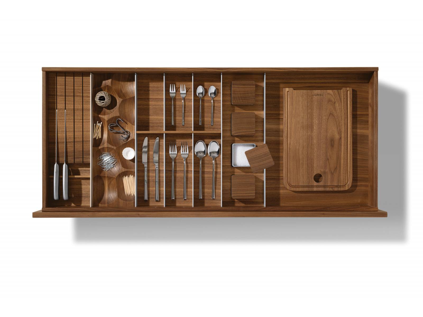 Die neuen Besteckeinsätze «Pro» für Küchenschubladen sind eine geschickte Kombination aus Holz und Aluminium. Sie sind individuell planbar und können exakt auf Kundenwünsche zugeschnitten werden. Team 7.
