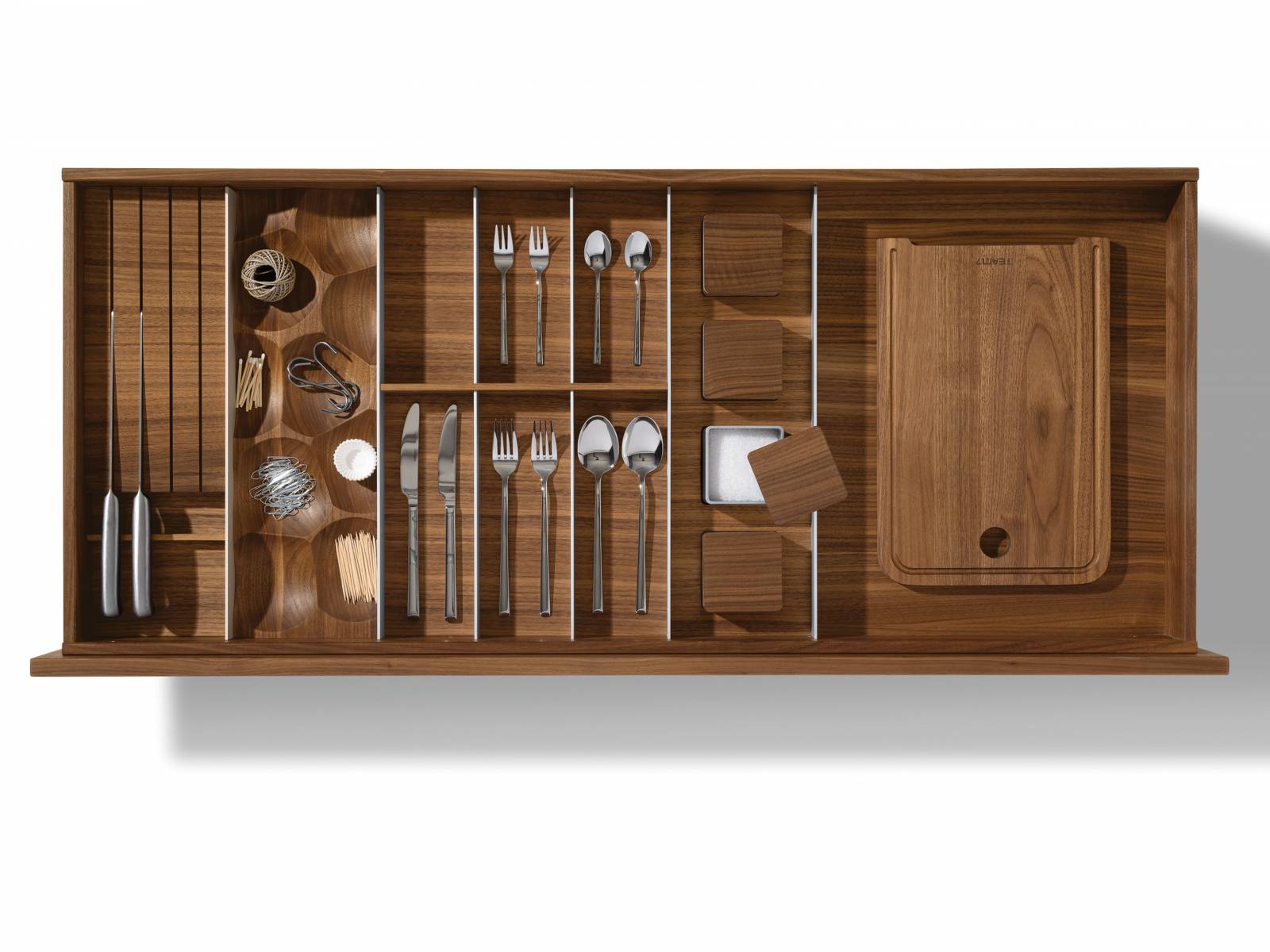 Die neuen Besteckeinsätze «Pro» für Küchenschubladen sind eine geschickte Kombination aus Holz und Aluminium. Sie sind individuell planbar und können exakt auf Kundenwünsche zugeschnitten werden. Team 7.