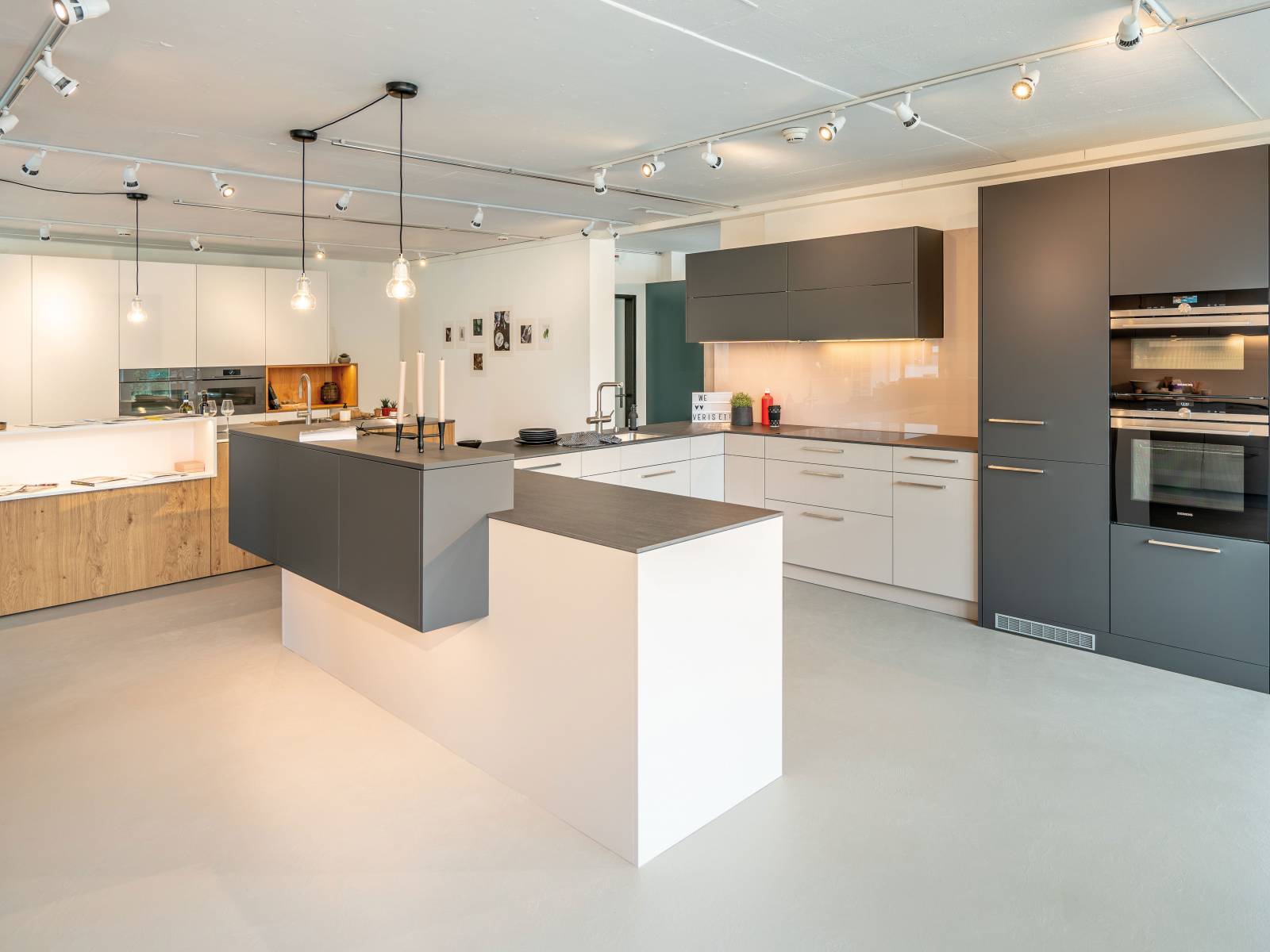 Zum 20-jährigen Jubiläum präsentiert der Küchenhersteller eine Küchenfront, bei der Fingerabdrücke keine Chance haben. «Bellino touch» ist mit einer speziellen Anti-Fingerprint-Eigenschaft ausgestattet und verringert dadurch erheblich den Reinigungsaufwand. In sechs Farbausführungen erhältlich. Veriset.