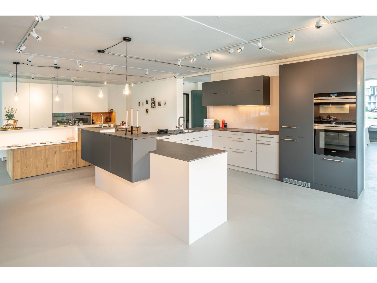 Zum 20-jährigen Jubiläum präsentiert der Küchenhersteller eine Küchenfront, bei der Fingerabdrücke keine Chance haben. «Bellino touch» ist mit einer speziellen Anti-Fingerprint-Eigenschaft ausgestattet und verringert dadurch erheblich den Reinigungsaufwand. In sechs Farbausführungen erhältlich. Veriset.