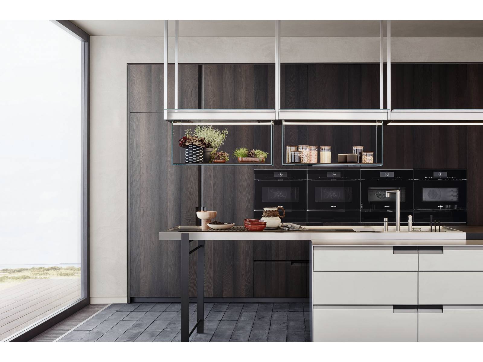 Ein Grundkonzept, verschiedene Ausführungsmöglichkeiten: «Shape» lässt sich, wie der Name sagt, je nach Materialwahl individuell zusammenstellen. Gemeinsamer Nenner sind sich überragende Arbeits- oder Tischflächen, was der Küche eine moderne, lebendige Anmut verleiht. Poliform.