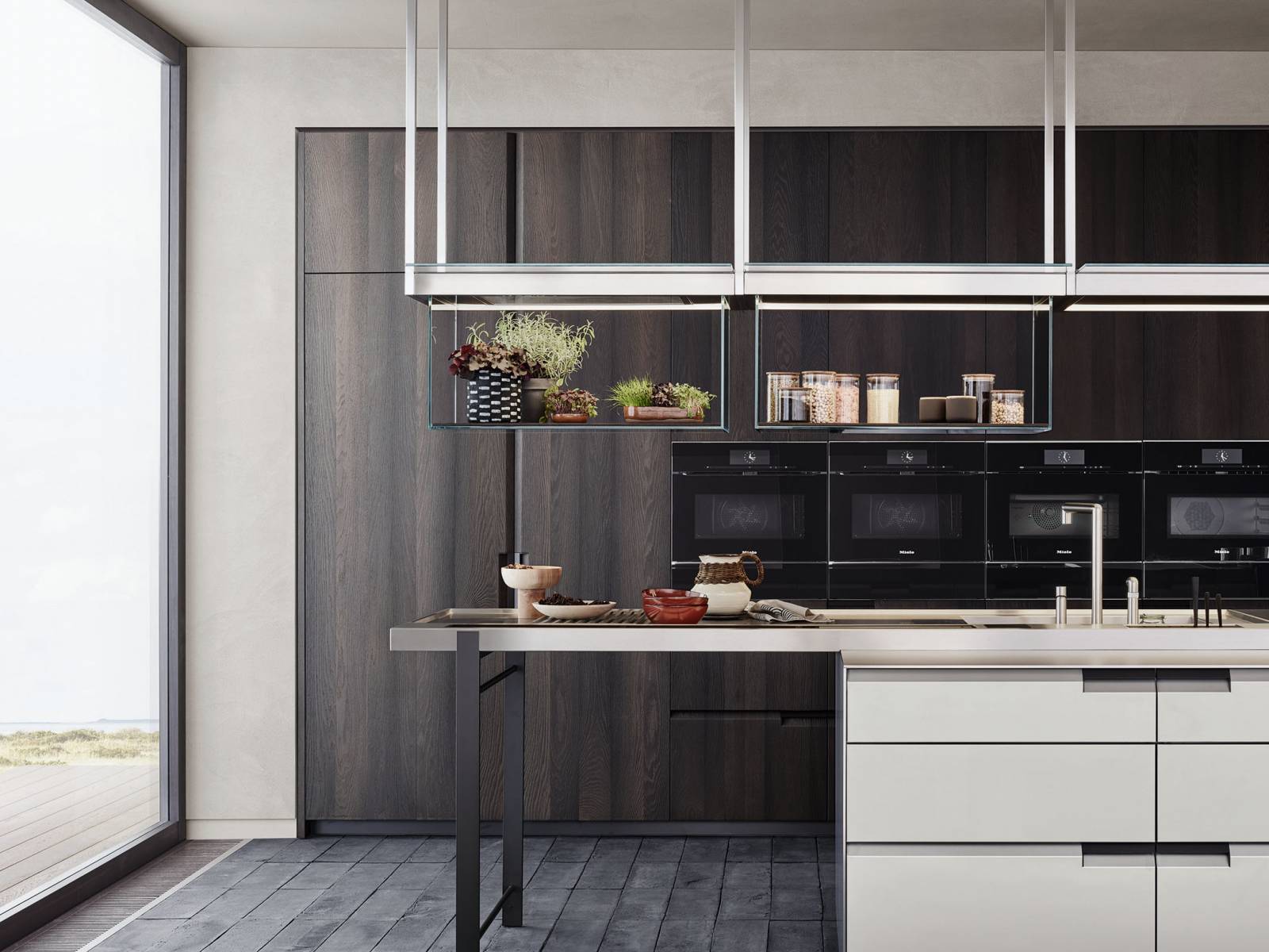 Ein Grundkonzept, verschiedene Ausführungsmöglichkeiten: «Shape» lässt sich, wie der Name sagt, je nach Materialwahl individuell zusammenstellen. Gemeinsamer Nenner sind sich überragende Arbeits- oder Tischflächen, was der Küche eine moderne, lebendige Anmut verleiht. Poliform.