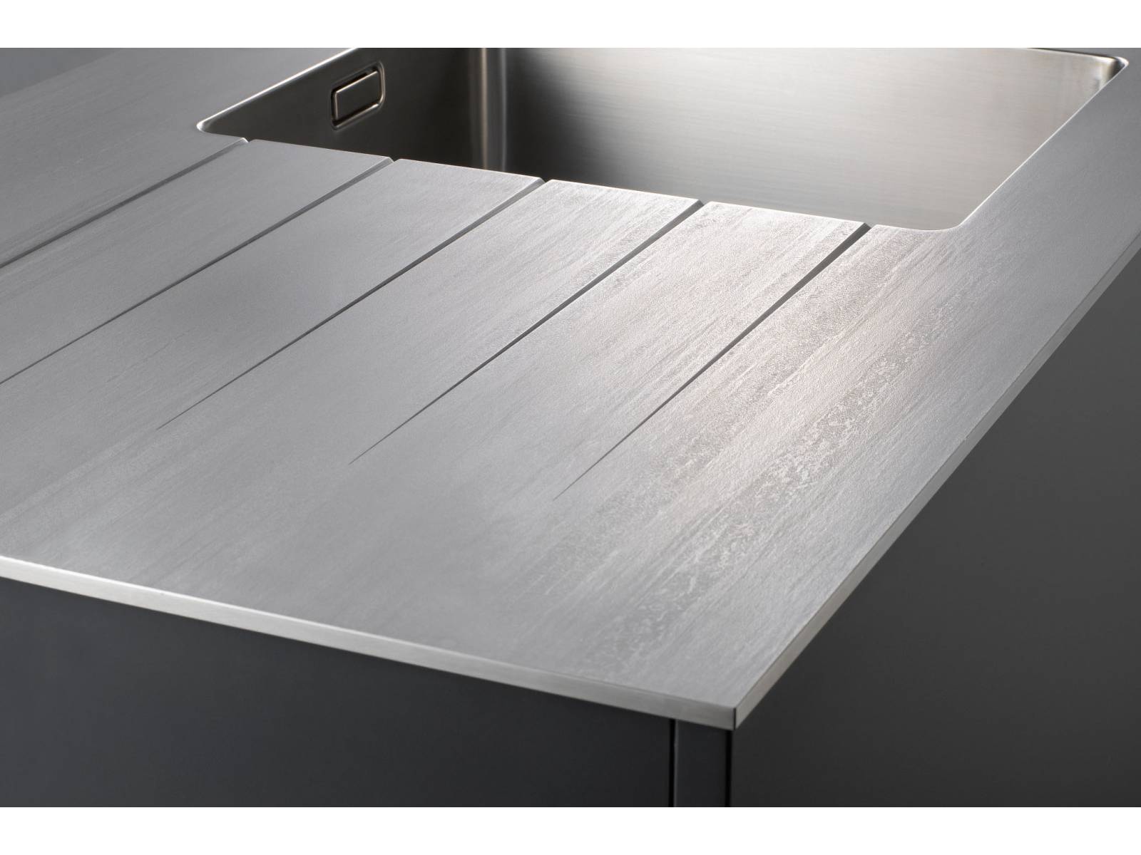 Die Edelstahlabdeckung «Urbana piu» ist mit einer keramischen Beschichtung versiegelt, die kratzfest, chemikalien- und heisswasserbeständig ist. Gleichzeitig besticht sie optisch und ist dabei pflegeleicht, so dass mit einem Wisch alles weg ist. Morath.
