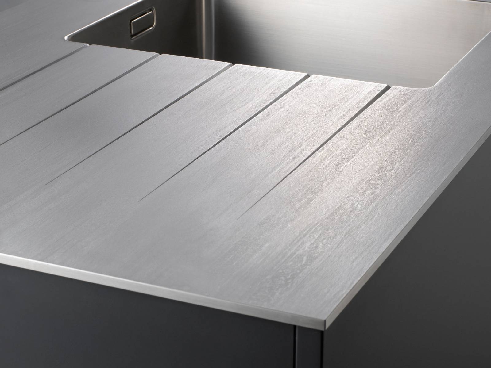 Die Edelstahlabdeckung «Urbana piu» ist mit einer keramischen Beschichtung versiegelt, die kratzfest, chemikalien- und heisswasserbeständig ist. Gleichzeitig besticht sie optisch und ist dabei pflegeleicht, so dass mit einem Wisch alles weg ist. Morath.