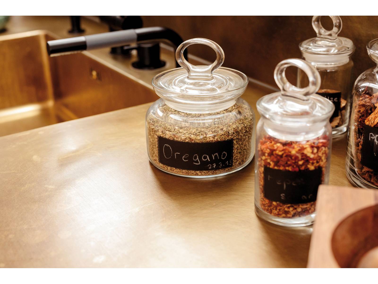 Eine Arbeitsfläche inklusive Spültrog aus gebürstetem Messing verleihen dieser Küche einen edlen Touch. Durch die Kombination mit den dunklen Armaturen entsteht ein reizvoller Kontrast, der durch anthrazitfarbene Fronten noch hervor gehoben wird. Herzog Küchen.