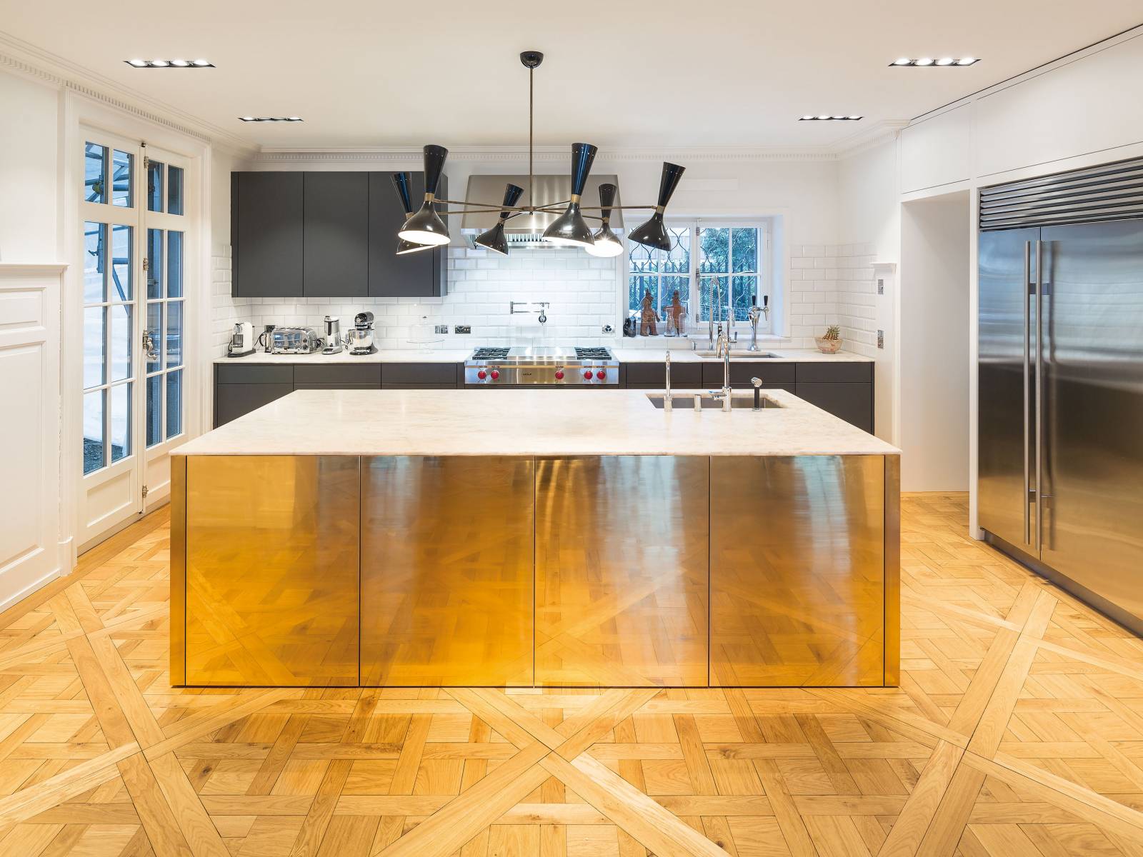 Die Küchenmanufaktur wird als Familienbetrieb geführt und bietet vom Design bis zur Ausführung alles aus einer Hand. Hochwertige Küchenkreationen mit einer ganz eigenen Handschrift werden in Präzisionsarbeit hergestellt – mit modernsten Maschinen als auch in feinster Handwerkskunst. Zbären.