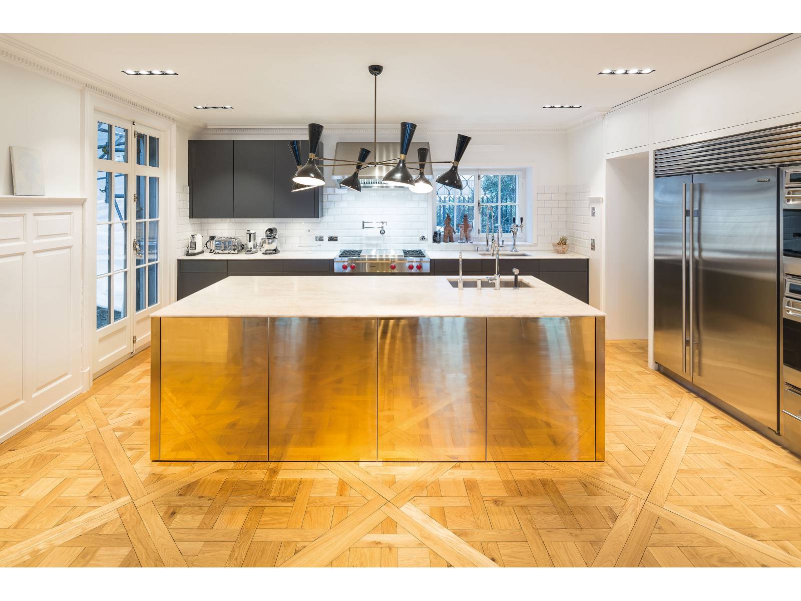 Die Küchenmanufaktur wird als Familienbetrieb geführt und bietet vom Design bis zur Ausführung alles aus einer Hand. Hochwertige Küchenkreationen mit einer ganz eigenen Handschrift werden in Präzisionsarbeit hergestellt – mit modernsten Maschinen als auch in feinster Handwerkskunst. Zbären.