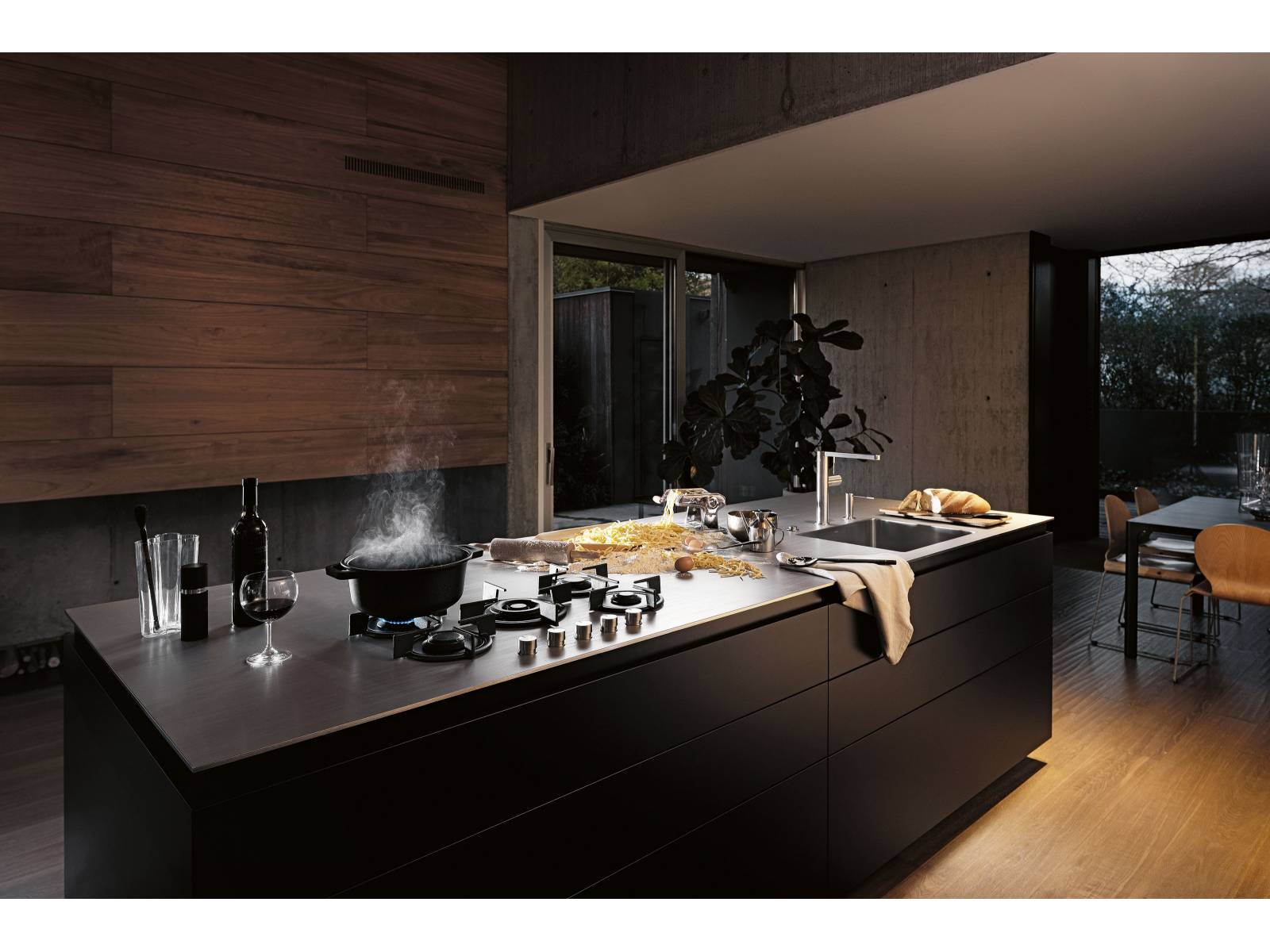 Nomen est omen: Die «Customized»-Arbeitsplatten werden auf Mass geplant und lassen sich dadurch perfekt mit Spüle, Armaturen und Kochfeld kombinieren. Zur Auswahl stehen sieben verschiedene Oberflächenveredelungen. Franke.