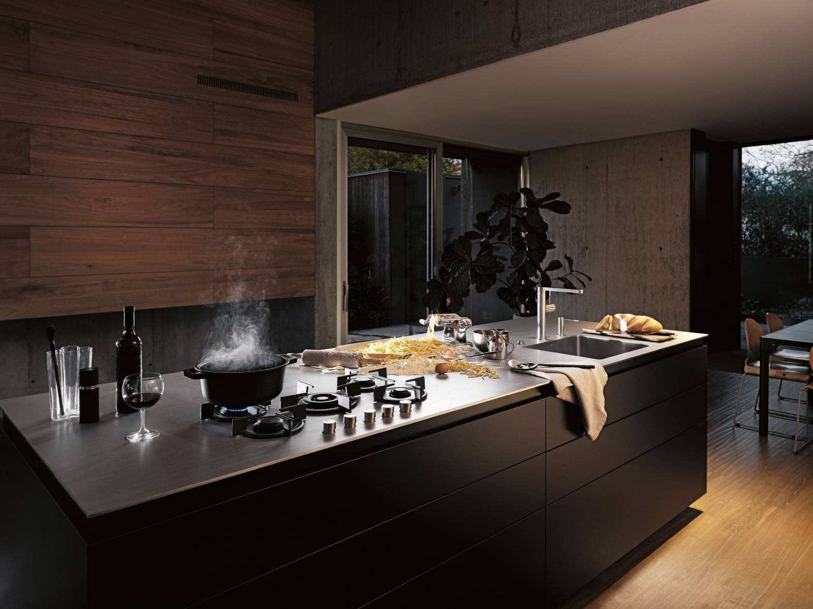 Nomen est omen: Die «Customized»-Arbeitsplatten werden auf Mass geplant und lassen sich dadurch perfekt mit Spüle, Armaturen und Kochfeld kombinieren. Zur Auswahl stehen sieben verschiedene Oberflächenveredelungen. Franke.