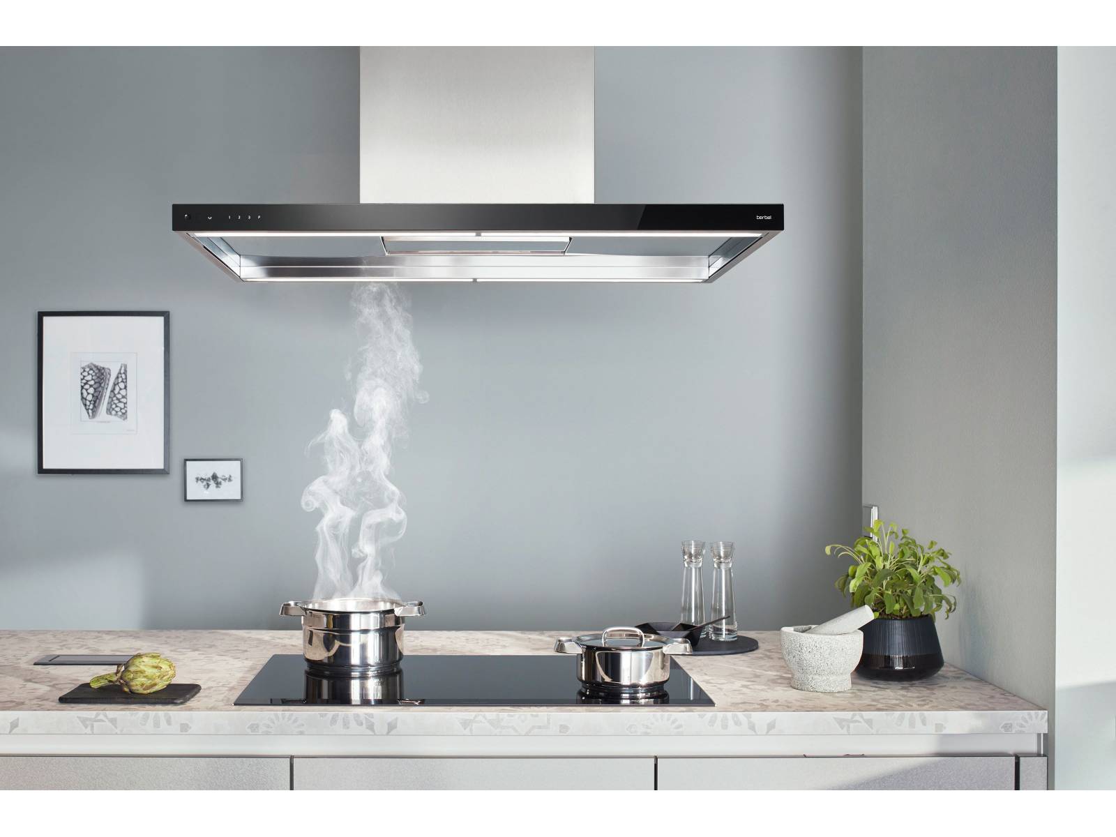 Die Inselhaube «Glassline» überzeugt mit geradlinigem, schlankem Design. Dabei sorgt sie dank dem patentierten Prinzip der Fettabscheidung mittels Zentrifugalkraft ganz ohne Fettfilter für eine effektive Luftreinigung. Die Fettabscheideeinheit kann dabei für die Reinigung komplett entnommen und im Geschirrspüler gewaschen werden. Wesco.