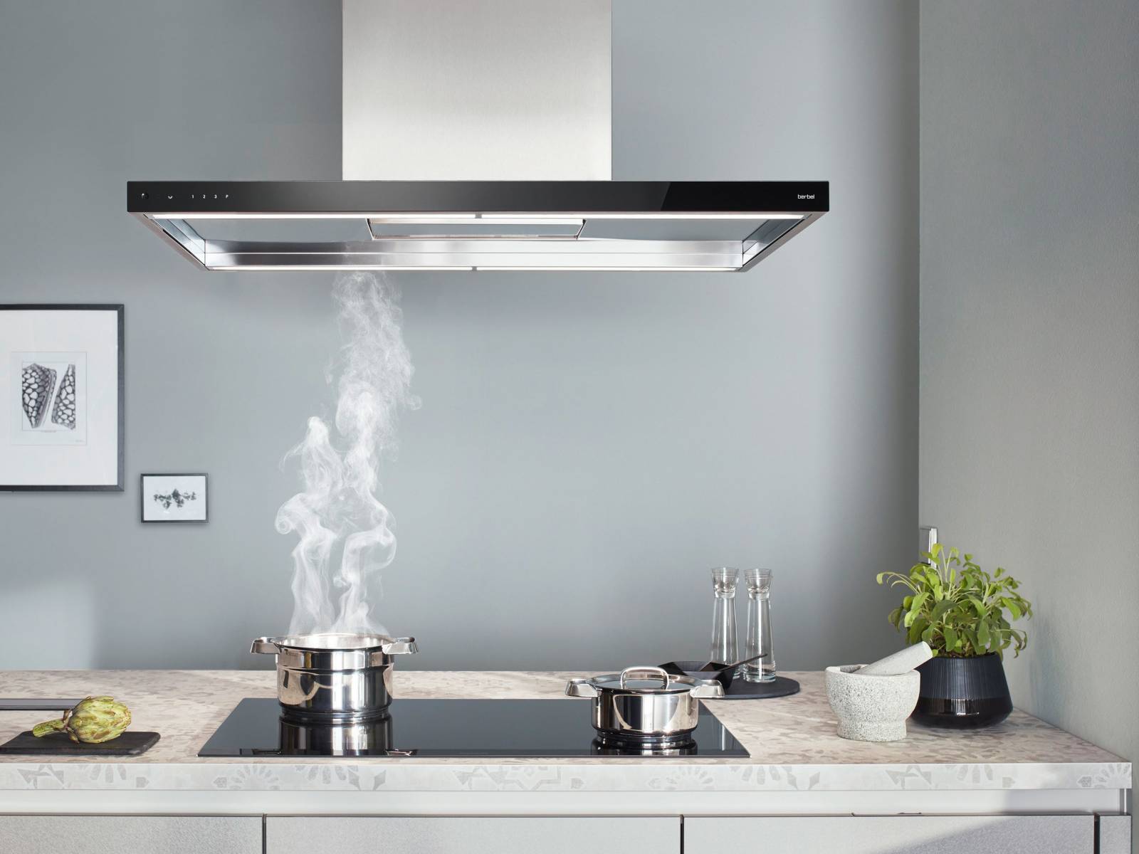 Die Inselhaube «Glassline» überzeugt mit geradlinigem, schlankem Design. Dabei sorgt sie dank dem patentierten Prinzip der Fettabscheidung mittels Zentrifugalkraft ganz ohne Fettfilter für eine effektive Luftreinigung. Die Fettabscheideeinheit kann dabei für die Reinigung komplett entnommen und im Geschirrspüler gewaschen werden. Wesco.