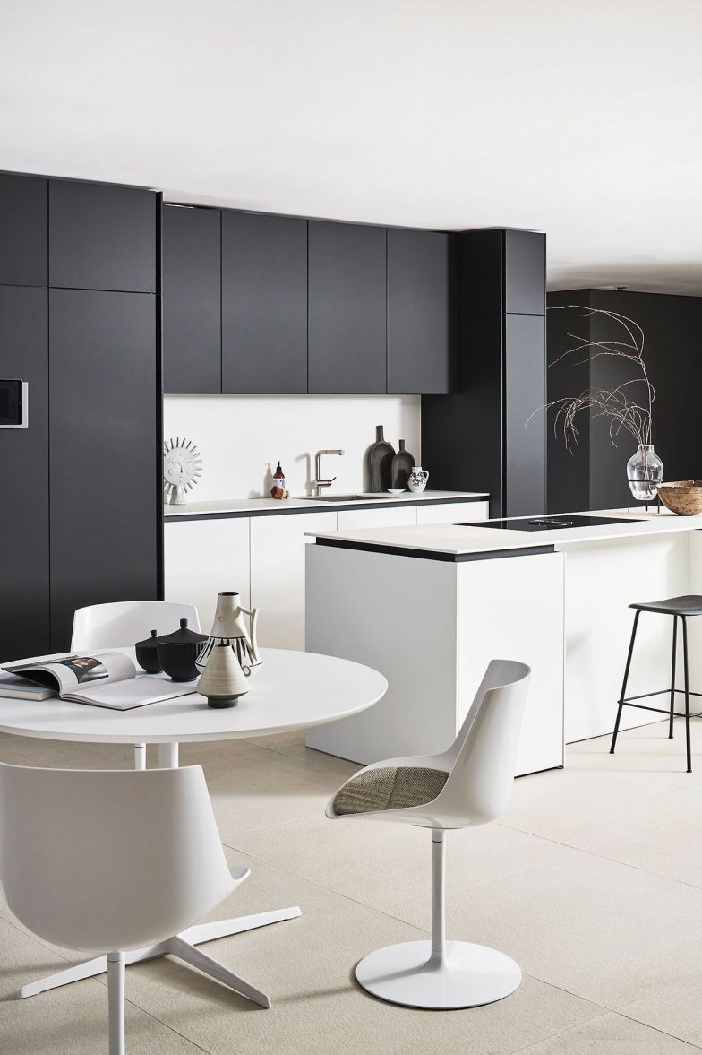 Weiss, Schwarz und Grau – das ist die Farbwelt der modernen Küchenkollektion +Segmento Y, die aus einer bestehenden Kollektion heraus entstand und sich durch die Neuinterpretation einem jungen Zielpublikum öffnet. Matte Oberflächen, strenge Linien und kontrastreiche Effekte stehen für zahlreiche Gestaltungsvarianten. Poggenpohl.
