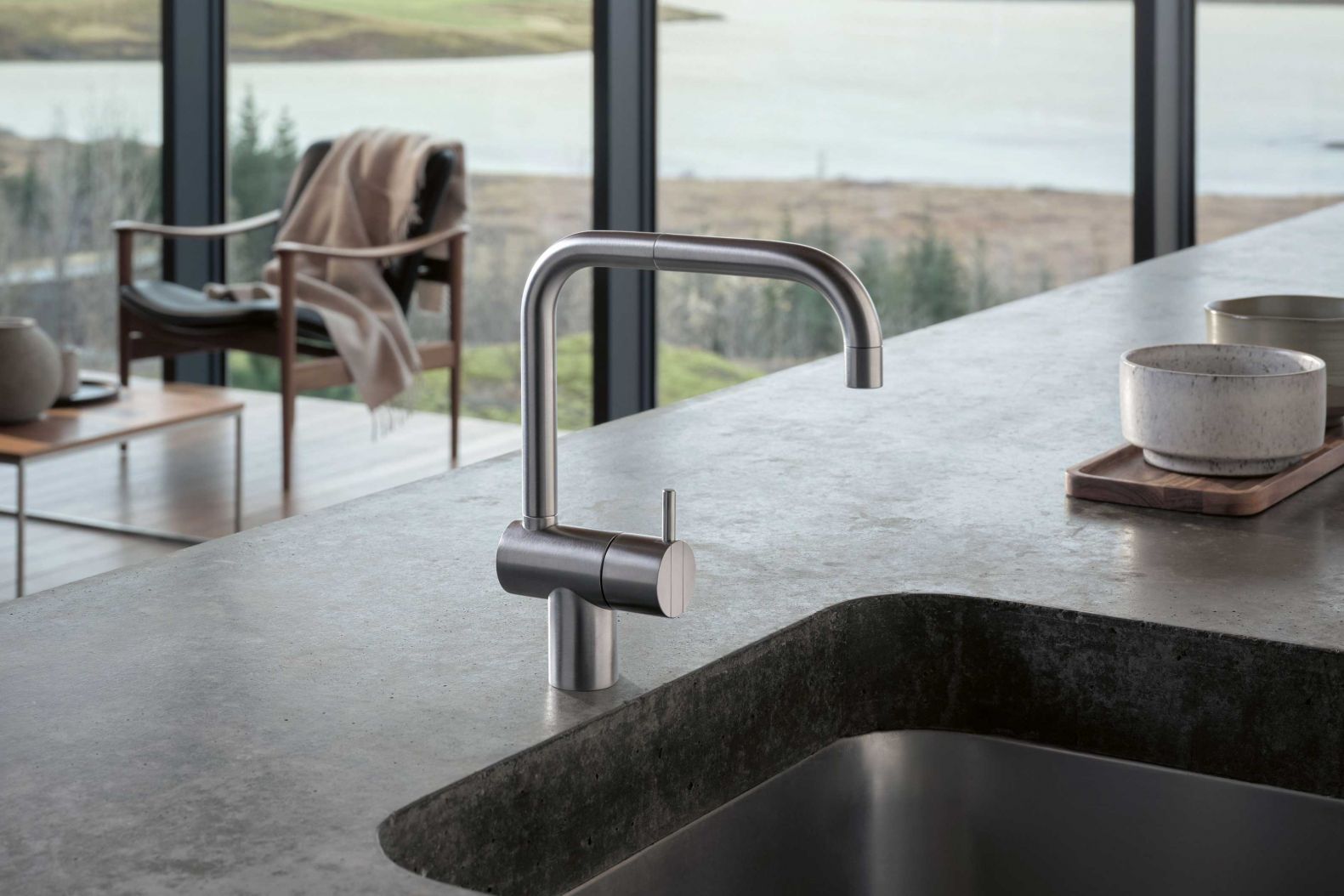 Natur, Materialien und Nachhaltigkeit standen bei der Gestaltung des Arborghauses auf Island im Mittelpunkt. Bei der Suche nach den passenden Armaturen fiel die Wahl des Architekten Palmar Kristmundsson auf einen Klassiker: die Marke Vola. Diese legt bereits seit ihrer Gründung 1968 Wert auf Eigenschaften wie Langlebigkeit, zeitlose Ästhetik und verlässliche Funktionalität. vola.com