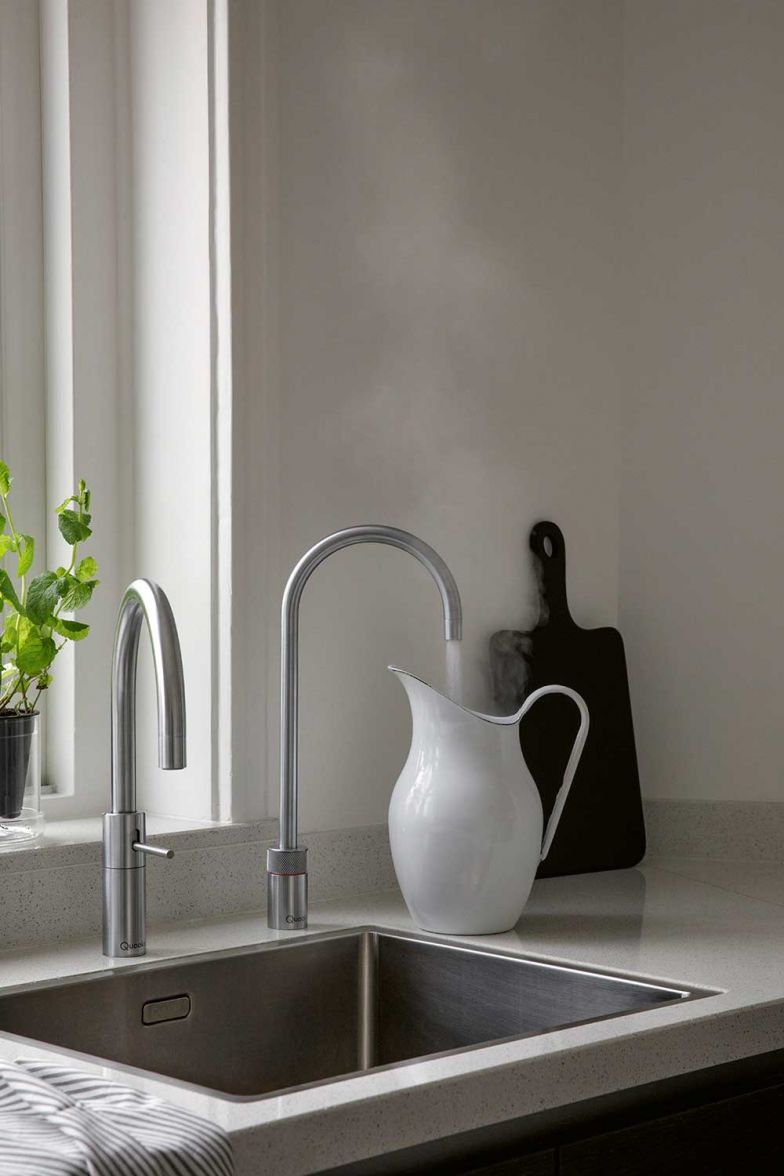 Wer an den niederländischen Hersteller denkt, dem kommt wohl automatisch der Wasserhahn, der kochendes, kaltes und sprudelndes Wasser kann, in den Sinn. Aber man kann die attraktive Armatur auch als Set aus normaler Küchenarmatur und Kochend-Wasserhahn haben. quooker.ch