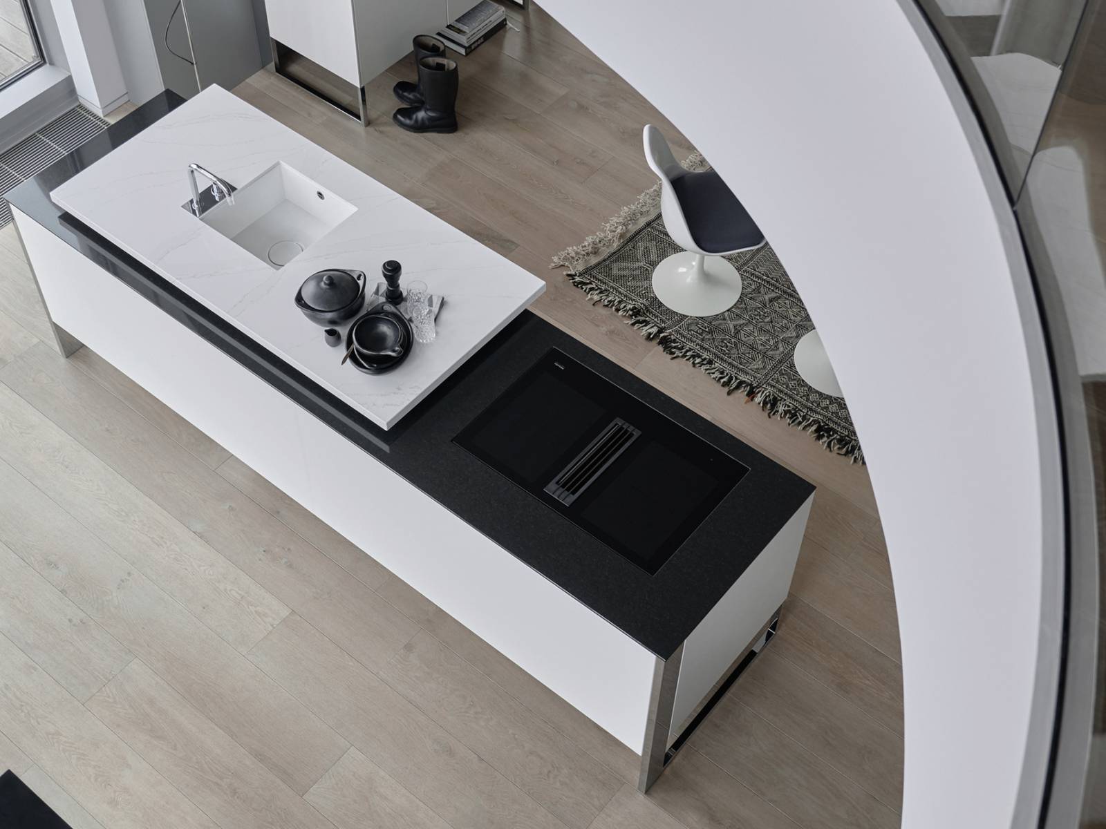 Mit ihrer scheinbar schwebenden Erscheinung vermittelt die Küche «+Venovo» elegante Leichtigkeit und erinnert mehr an ein freistehendes Möbelstück als an eine Küche im klassischen Sinn. Sie lässt sich unkompliziert auf- und abbauen und als geschmackvolles Highlight in jeden Wohnbereich integrieren. Poggenpohl.