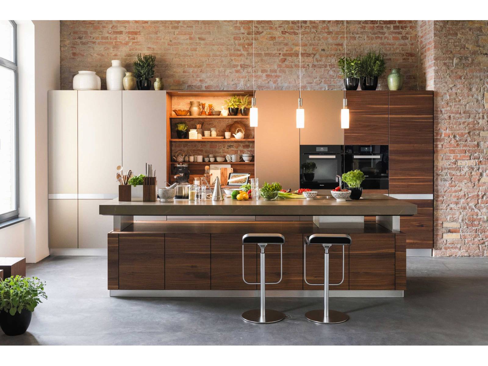 Kochvergnügen beginnt bei der Ergonomie: Die Kochinsel «K7» lässt sich dank einer patentierten Hubtechnologie stufenlos verstellen und macht in ihrer Funktion als Tisch, Bar oder Arbeitsfläche mit einer variablen Höhe von 74 bis zu 114 Zentimetern eine gute Figur. Team 7.