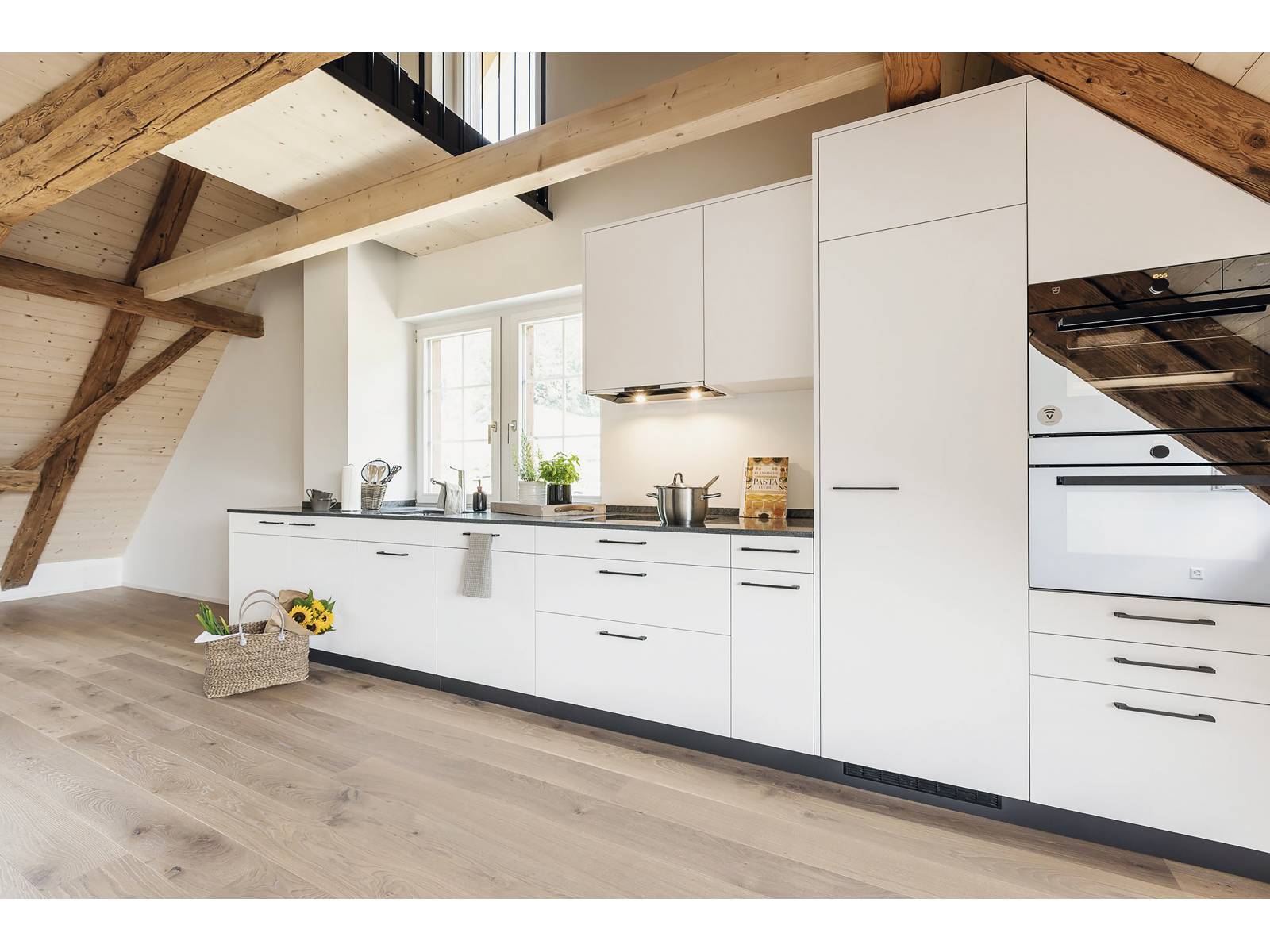 Supermatte Oberflächen mit fingerabdruckresistenter Lackierung stehen hoch im Kurs. Seit der Einführung des Frontmodells «Bellino Touch» wurde das Farbsortiment stets um neue Töne erweitert, zuletzt um Premium Weiss Touch und Hellgrau Touch. Veriset.