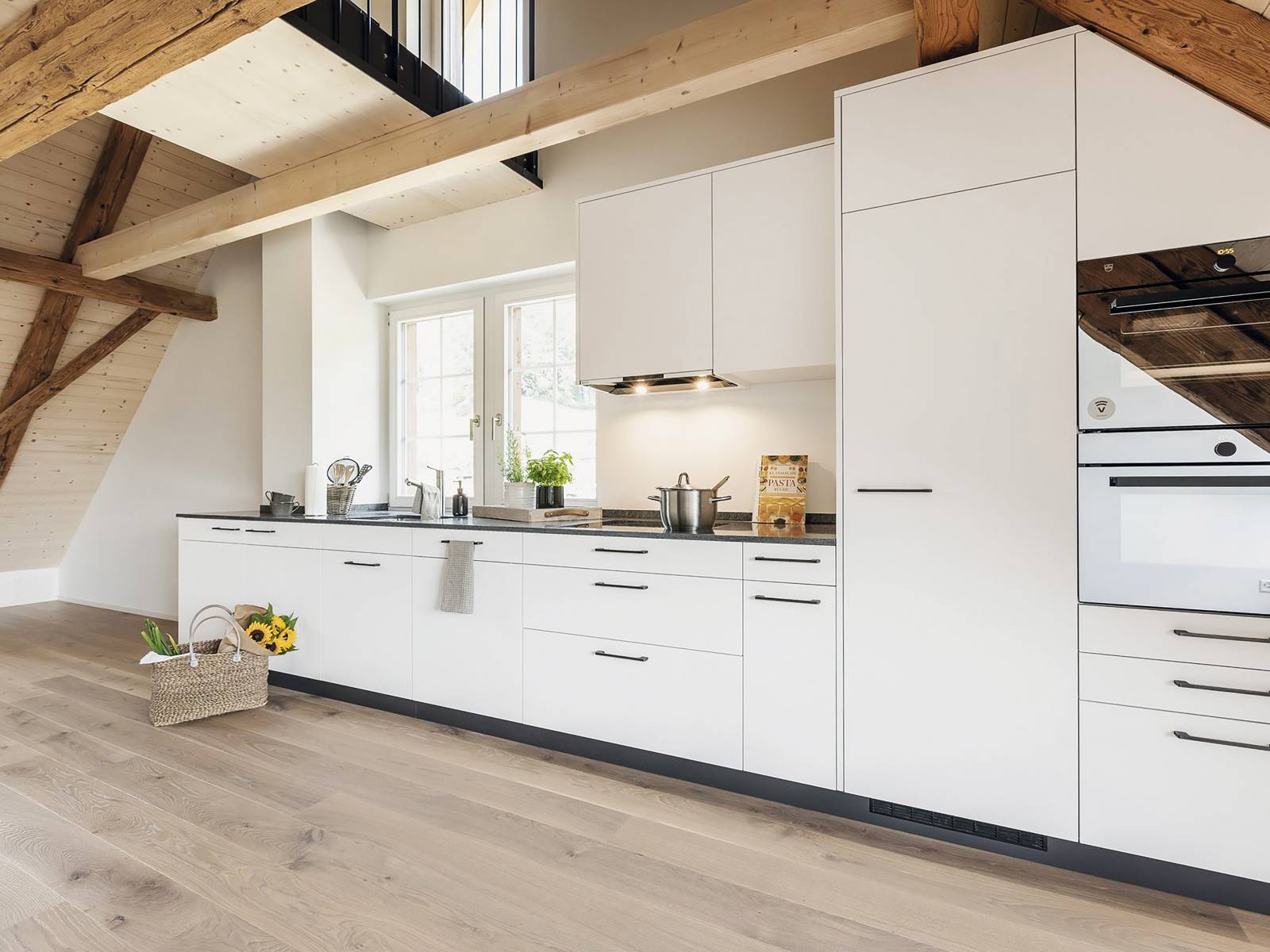 Supermatte Oberflächen mit fingerabdruckresistenter Lackierung stehen hoch im Kurs. Seit der Einführung des Frontmodells «Bellino Touch» wurde das Farbsortiment stets um neue Töne erweitert, zuletzt um Premium Weiss Touch und Hellgrau Touch. Veriset.