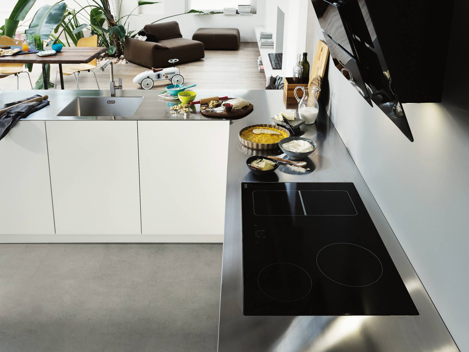 Die hochwertigen und robusten «PureSteel»-Arbeitsplatten in durchgängiger Stärke von vier, sechs und acht Millimetern werden nach Wunsch exakt auf Mass angefertigt und nahtlos mit dem Spülbecken verschweisst. Zur Auswahl stehen sechs Oberflächen-Varianten. Franke.