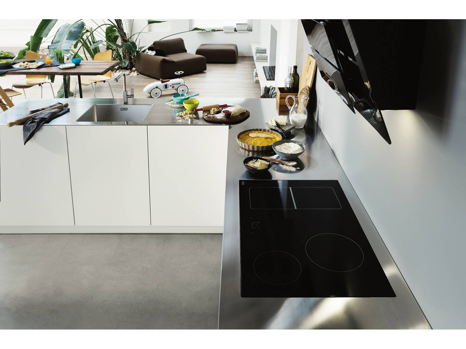 Die hochwertigen und robusten «PureSteel»-Arbeitsplatten in durchgängiger Stärke von vier, sechs und acht Millimetern werden nach Wunsch exakt auf Mass angefertigt und nahtlos mit dem Spülbecken verschweisst. Zur Auswahl stehen sechs Oberflächen-Varianten. Franke.