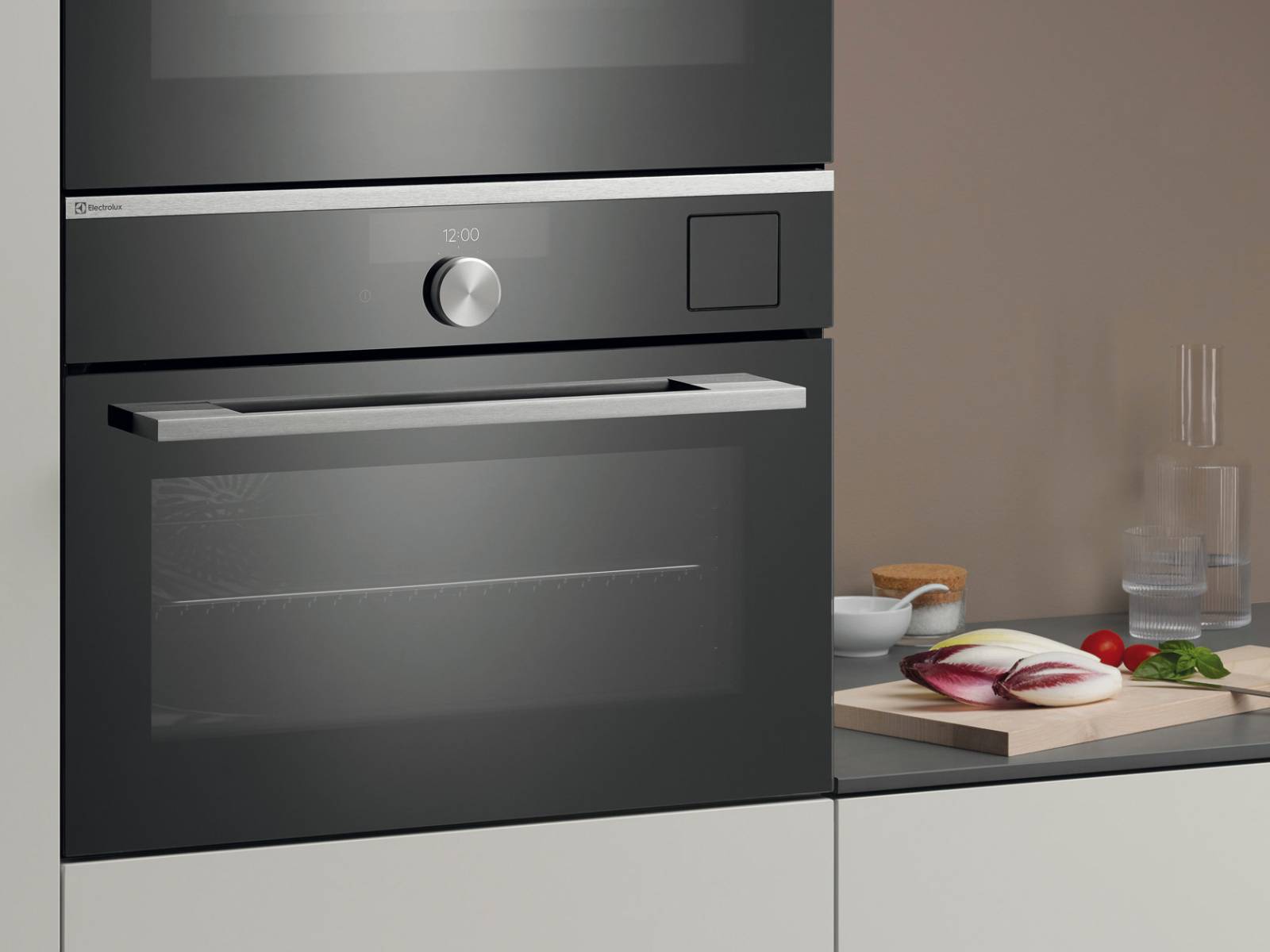 Einer für alles: Der «ProfiSteam»-Kombibackofen besitzt sowohl eine Sous-vide-Ofenfunktion mit einer eingebauten Vakuumierschublade, als auch einen Feuchtigkeitssensor, der die Feuchtigkeit im Garraum misst und reguliert. Für Inspiration sorgt die Menüdatenbank «VarioGuide» mit zahlreichen Rezepten. Electrolux.