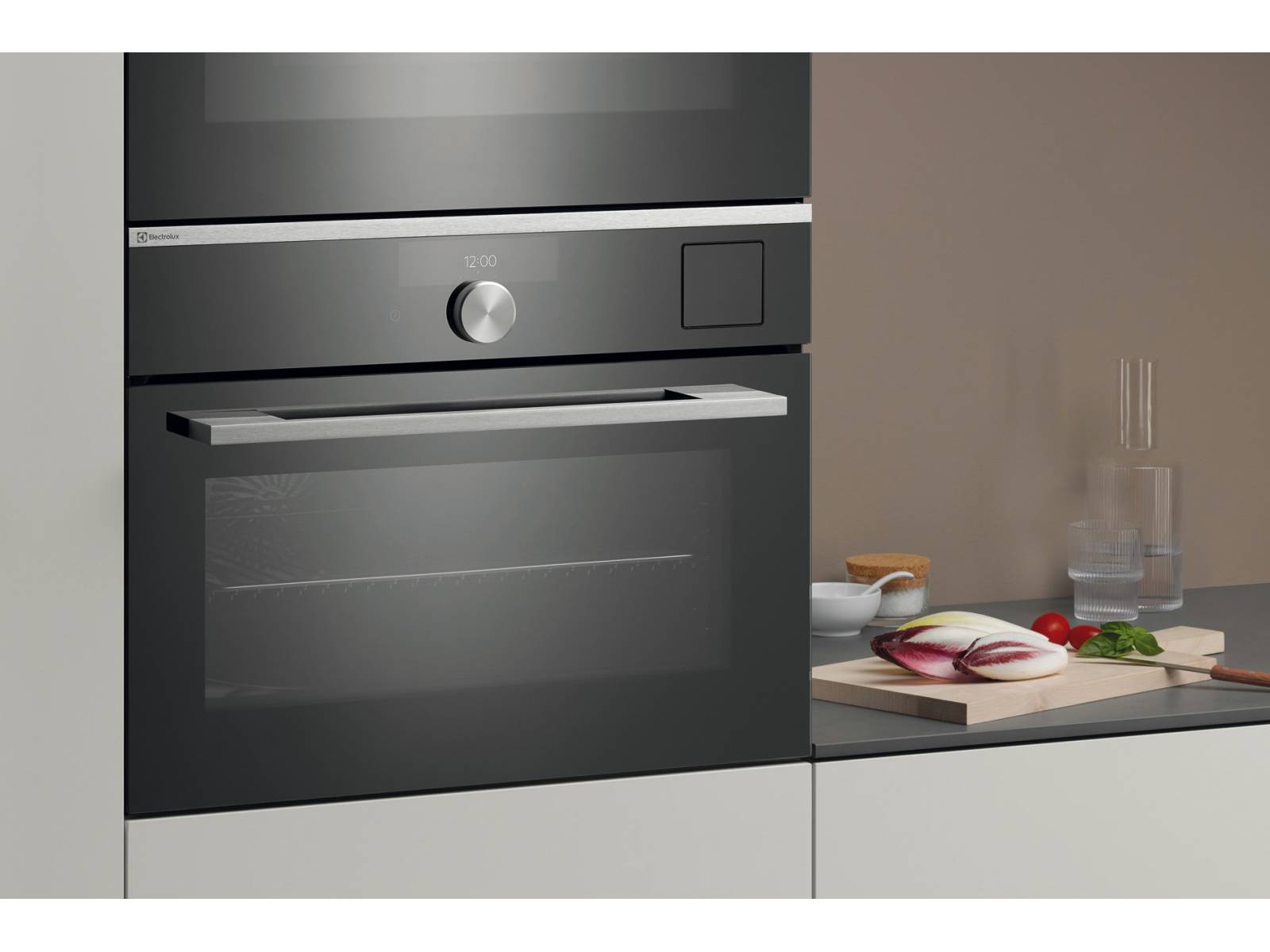 Einer für alles: Der «ProfiSteam»-Kombibackofen besitzt sowohl eine Sous-vide-Ofenfunktion mit einer eingebauten Vakuumierschublade, als auch einen Feuchtigkeitssensor, der die Feuchtigkeit im Garraum misst und reguliert. Für Inspiration sorgt die Menüdatenbank «VarioGuide» mit zahlreichen Rezepten. Electrolux.