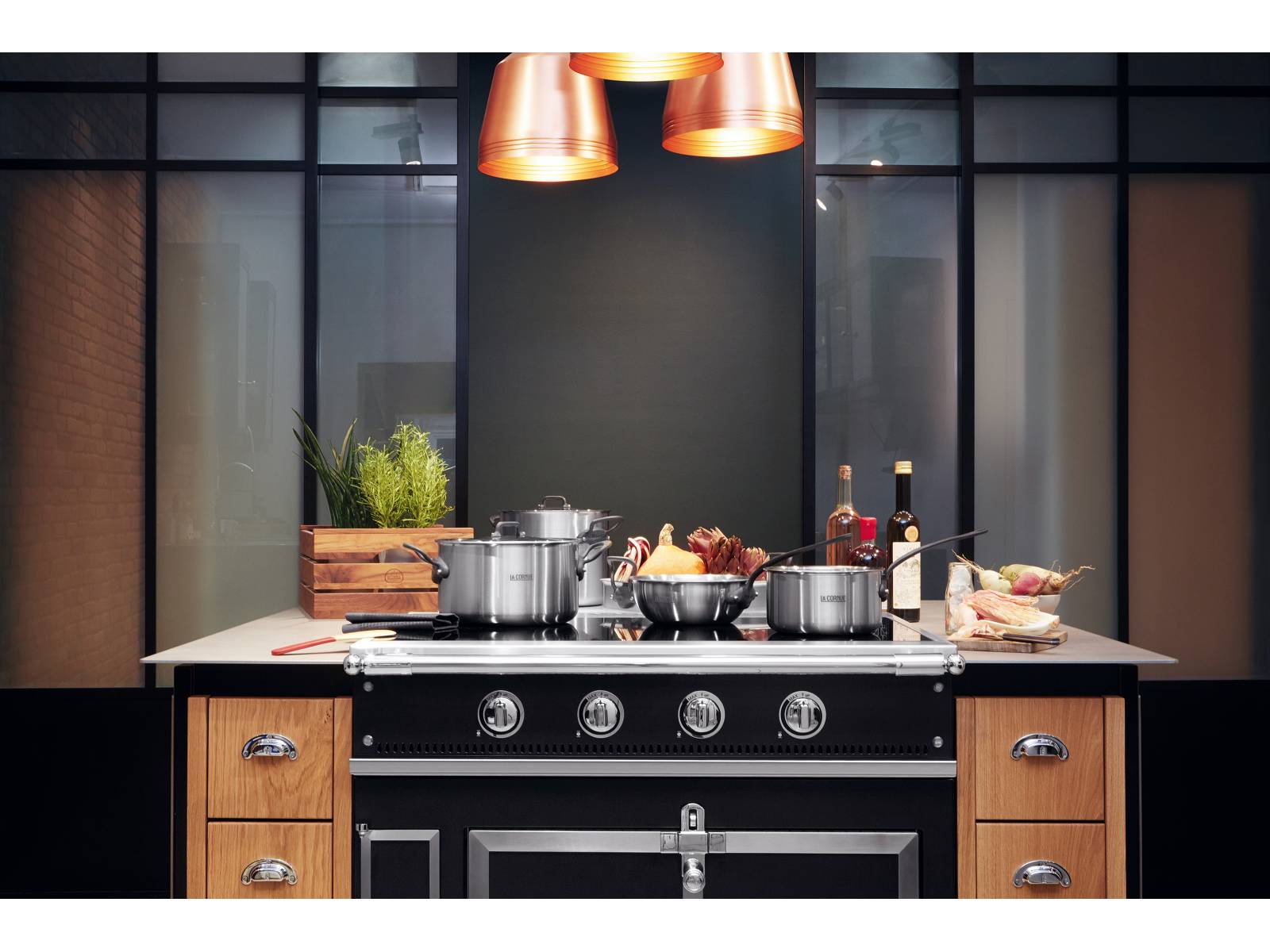 Ein Herd der französischen Marke «La Cornue» lässt die Herzen eines jeden Kochbegeisterten höher schlagen. Sie sind allesamt mit viel Liebe zum Detail massgefertigt und ziehen aufgrund ihres eindrucksvollen Erscheinungsbildes garantiert alle Blicke auf sich. Zbären.