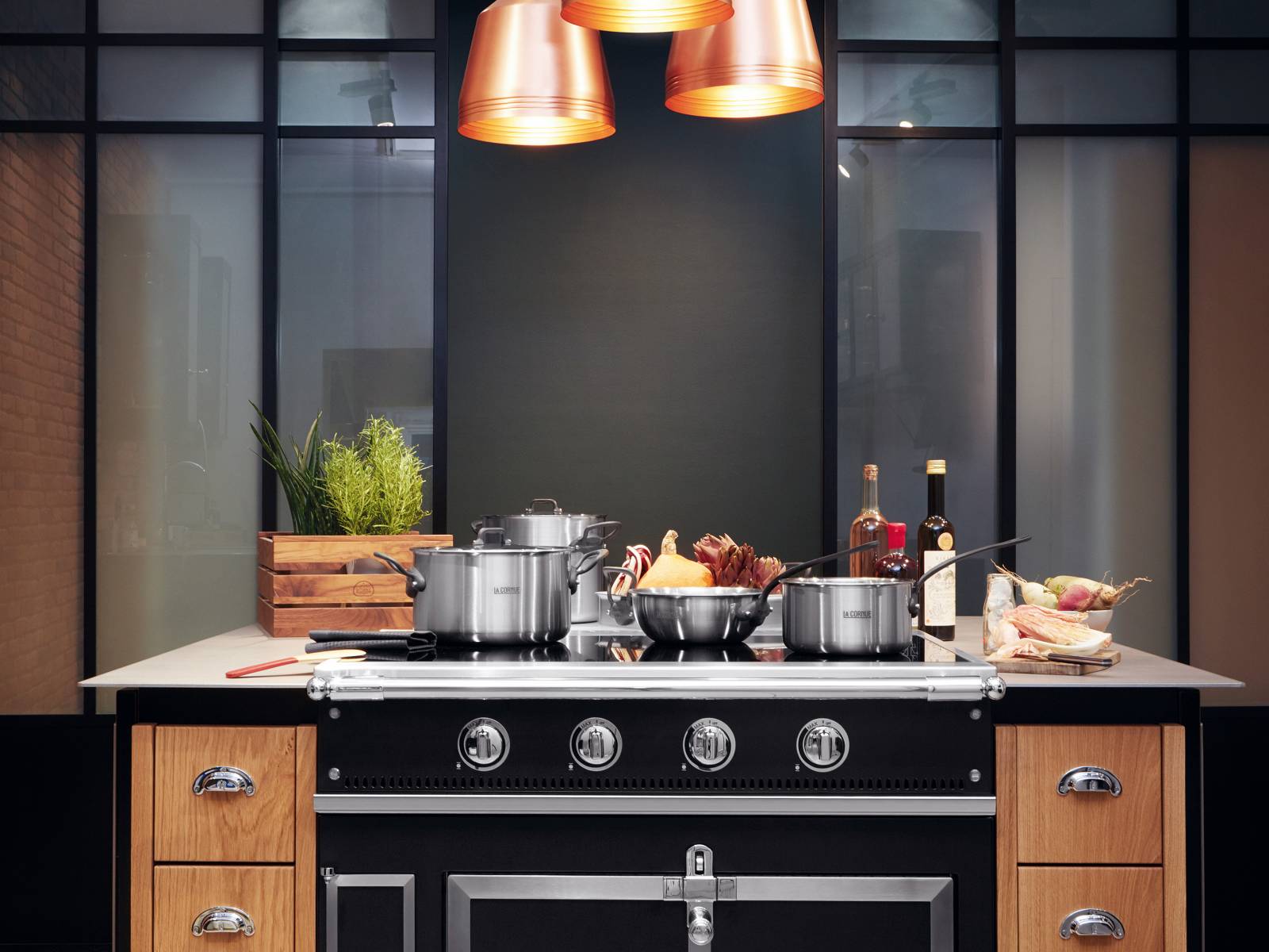 Ein Herd der französischen Marke «La Cornue» lässt die Herzen eines jeden Kochbegeisterten höher schlagen. Sie sind allesamt mit viel Liebe zum Detail massgefertigt und ziehen aufgrund ihres eindrucksvollen Erscheinungsbildes garantiert alle Blicke auf sich. Zbären.