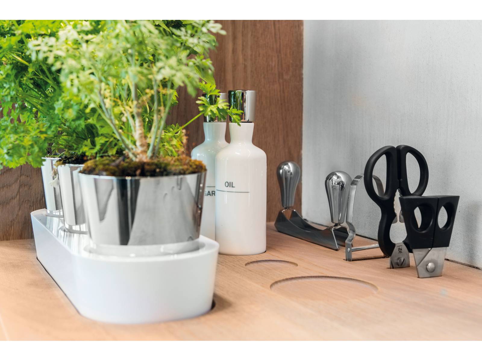 Oft reicht beim Kochen die kleinste Ablenkung, um ein unerwünschtes Ergebnis zu erzielen. Umso wichtiger, dass die meisten Küchenutensilien immer griffbereit sind. Die Küche «Opus One» bietet hierfür eine integrierte, individuell gestaltete und anpassbare Werkbank. Hans Eisenring.