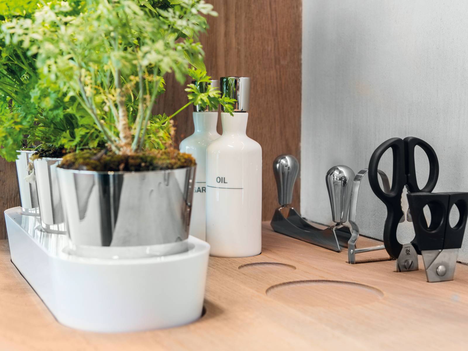 Oft reicht beim Kochen die kleinste Ablenkung, um ein unerwünschtes Ergebnis zu erzielen. Umso wichtiger, dass die meisten Küchenutensilien immer griffbereit sind. Die Küche «Opus One» bietet hierfür eine integrierte, individuell gestaltete und anpassbare Werkbank. Hans Eisenring.