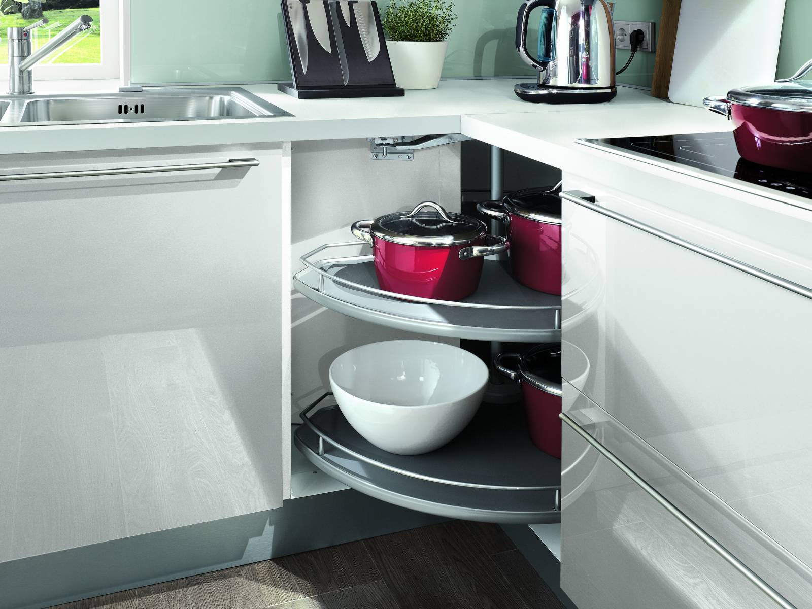 Mit intelligenter Stauraumplanung kann jede Ecke clever genutzt werden. Ausziehbare Eckschränke bringen dabei auch die Pfanne aus dem hintersten Winkel ganz leicht zum Vorschein Sanitas Troesch.