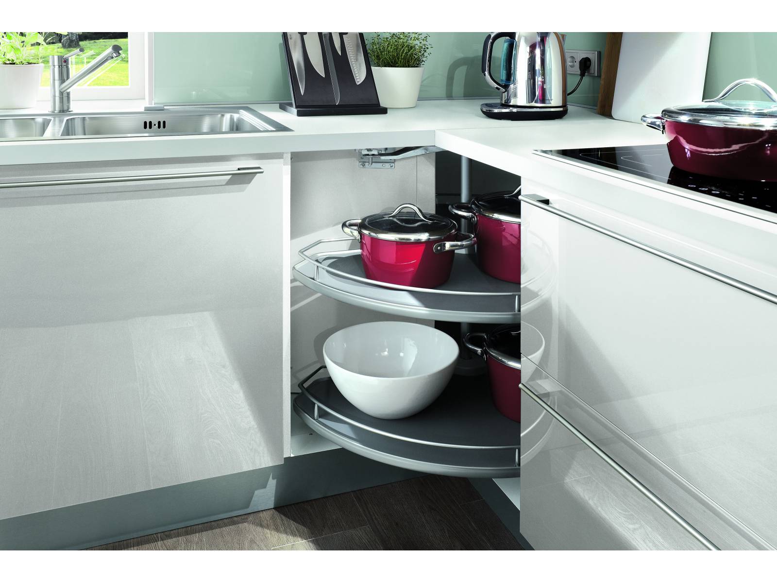 Mit intelligenter Stauraumplanung kann jede Ecke clever genutzt werden. Ausziehbare Eckschränke bringen dabei auch die Pfanne aus dem hintersten Winkel ganz leicht zum Vorschein Sanitas Troesch.