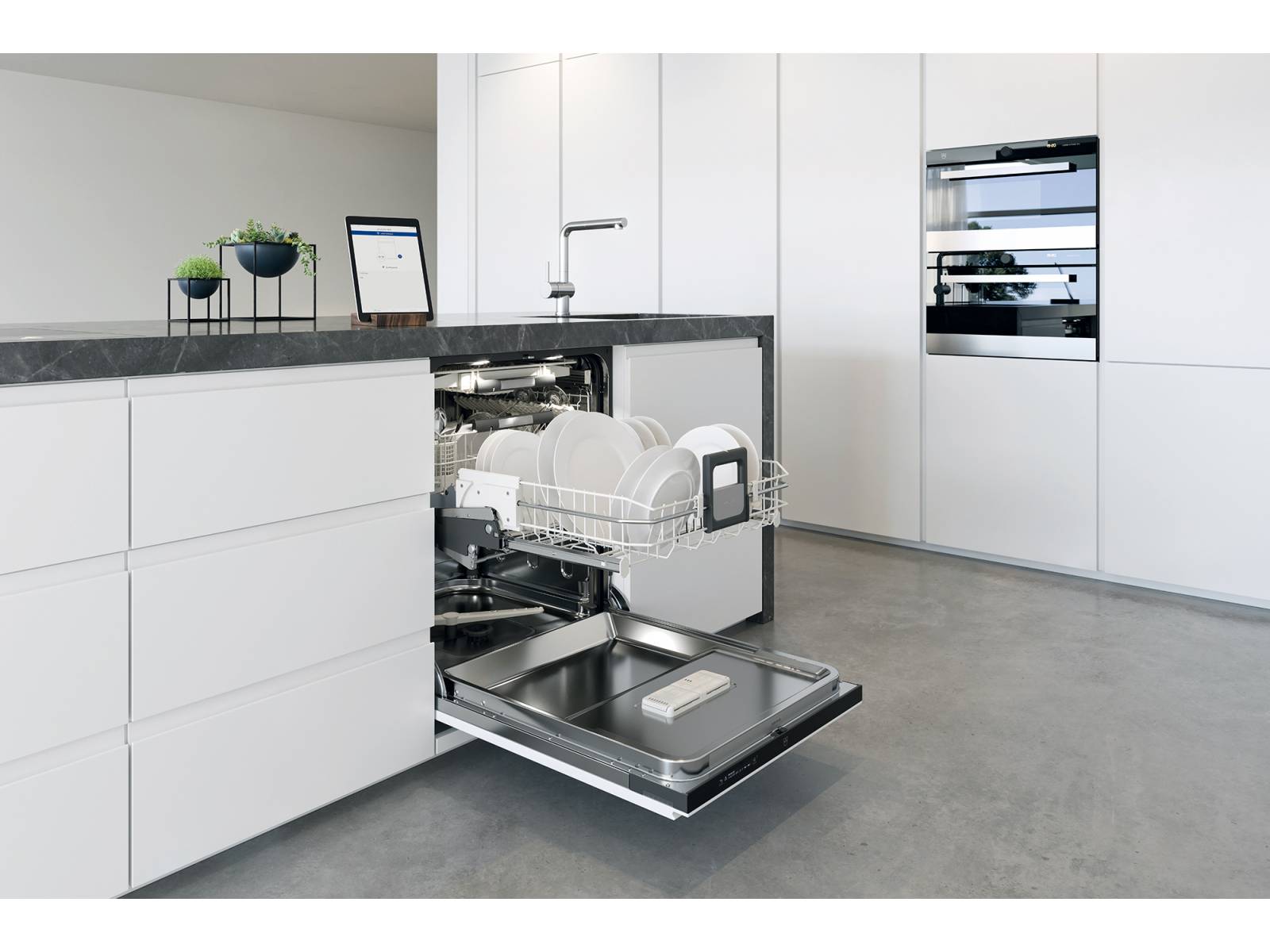 Komfortabel: Dank «OptiLift» wird der Unterkorb der neuen Geschirrspüler-Linie Adora beim Herausziehen auf Hüfthöhe angehoben, zudem wird das Geschirr dank eines speziellen Mechanismus‘ der Auszugsschienen geschont, da dieser das sanfte Ein- und Ausfahren der Geschirrkörbe ermöglicht. V-Zug.