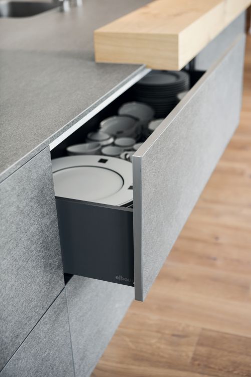Die massgefertigten Küchen der Schweizer Küchenmanufaktur sind bis ins letzte Detail durchdacht. Das Augenmerk legt sich dabei insbesondere auf die Inneneinteilung der Schubladen, die über ein spezielles, modulares Steckkonzept grösstmögliche Freiheit in der Gestaltung der Schubladenfächer bietet. Elbau.